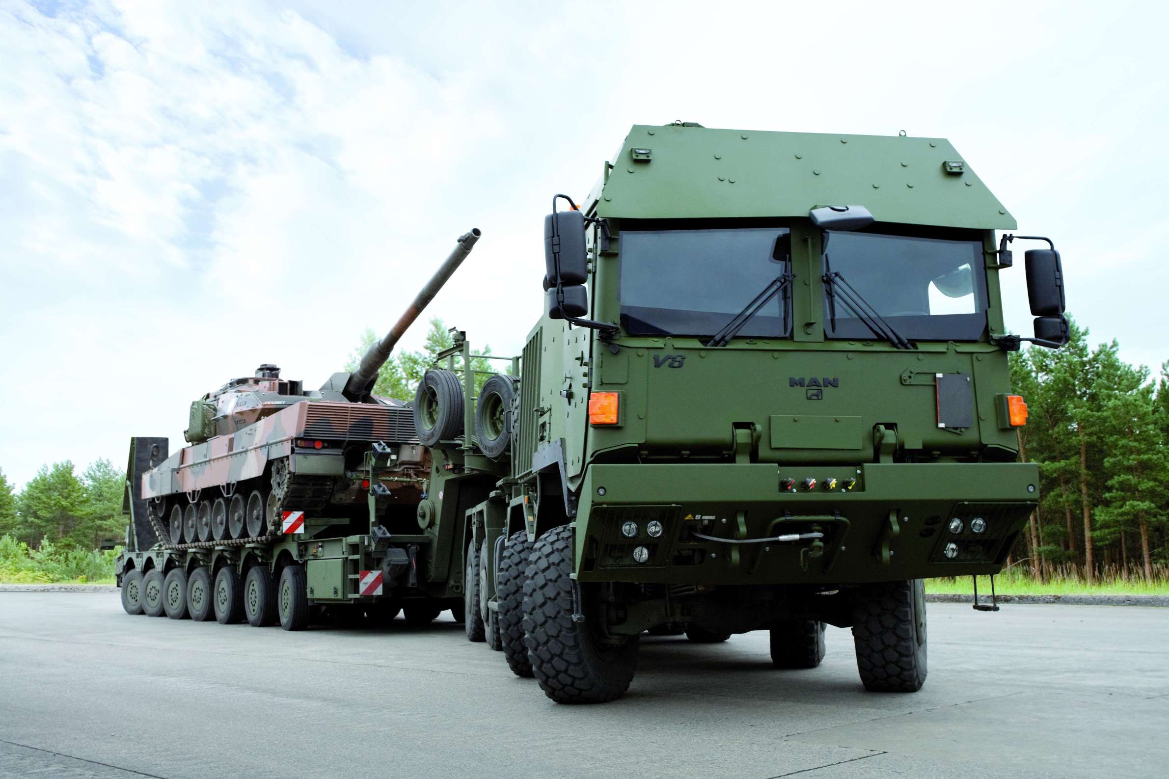 2381x1587 RHMV HX 81 8x8 tractor + Leo2A5