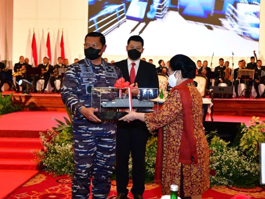 1024x768 Admiral Yudo Margono hand over a