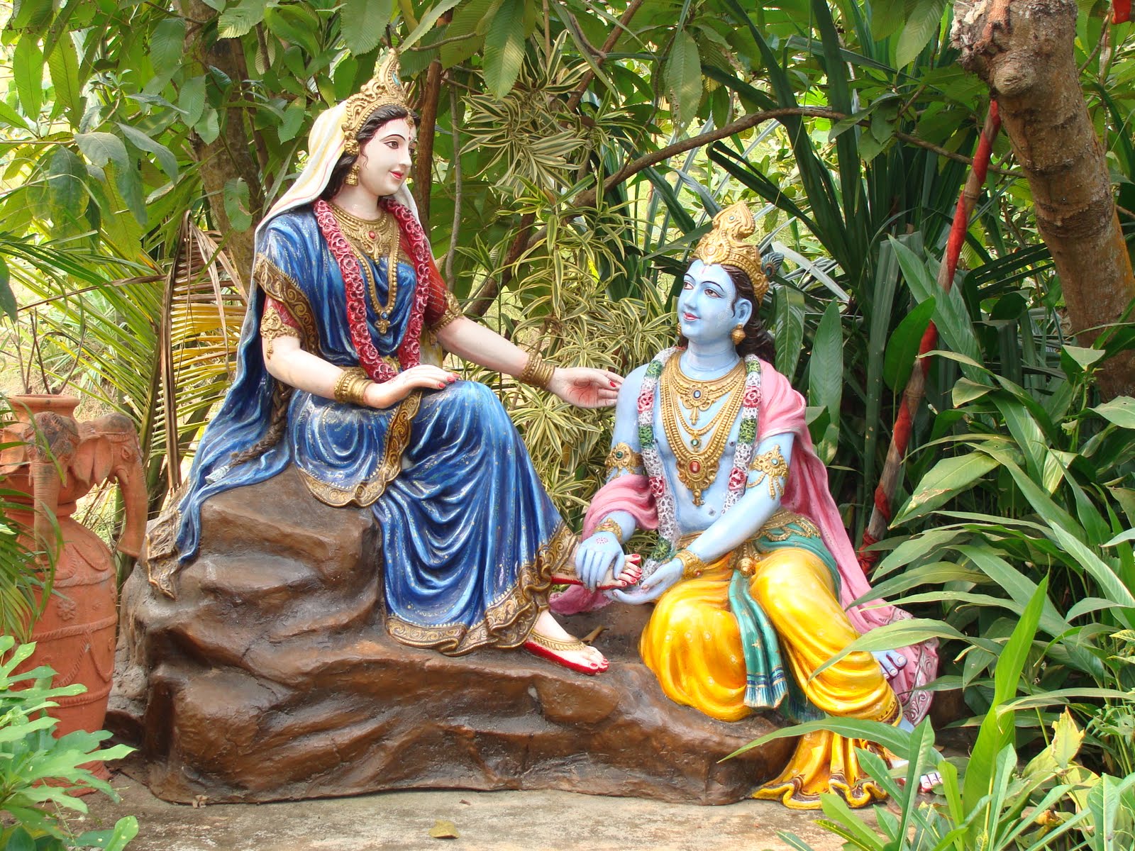 1600x1200 Krishna Statue Wallpaper
