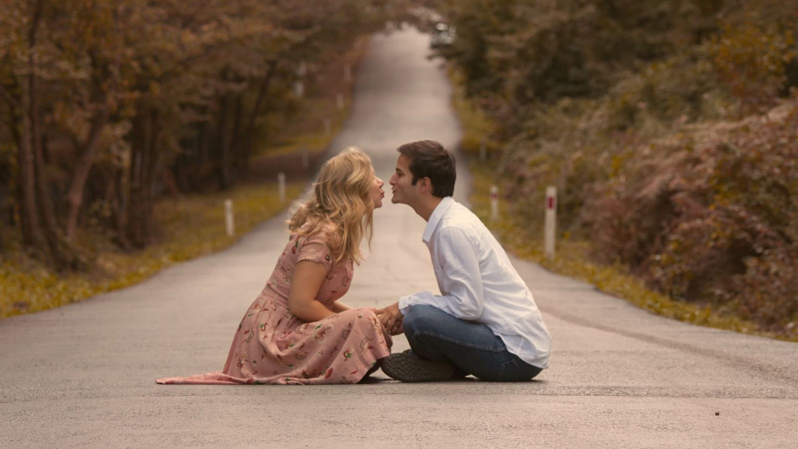 1600x900 kiss, couple, girlfriend, boyfriend