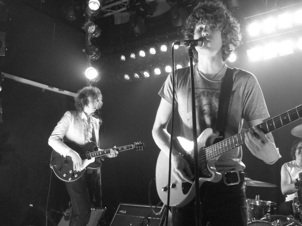 1024x768 The Kooks Moves In Her Way. Dead