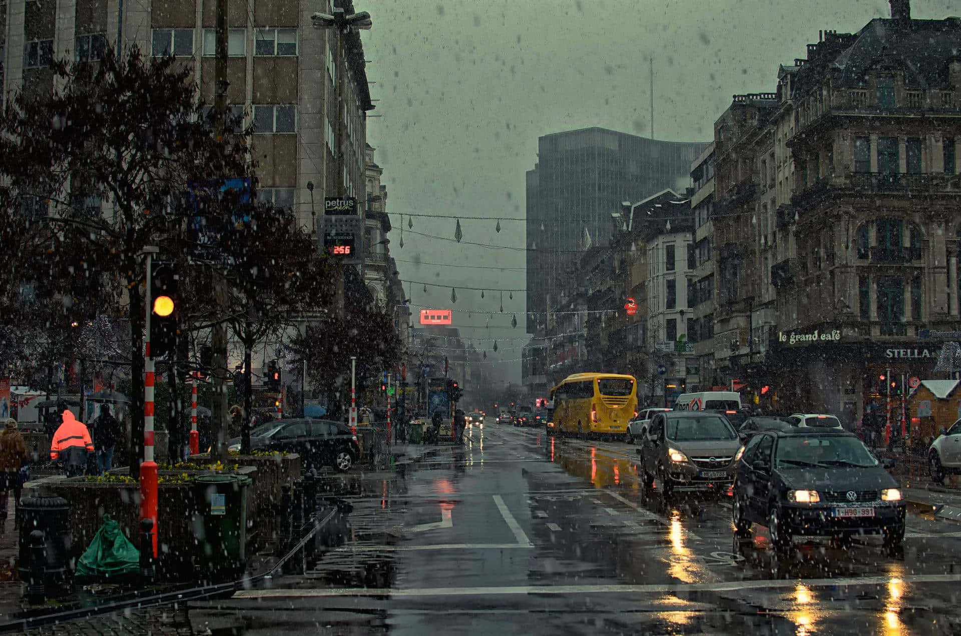 1920x1271 Download Rainy Day in a City Wallpaper
