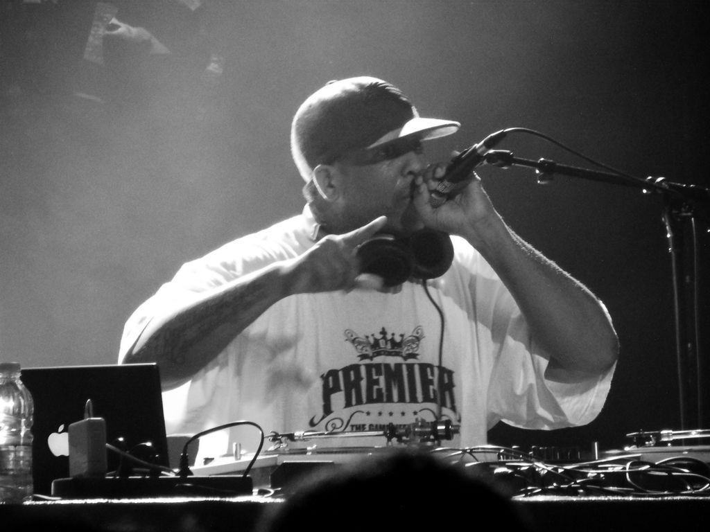1024x768 DJ Premier during performance