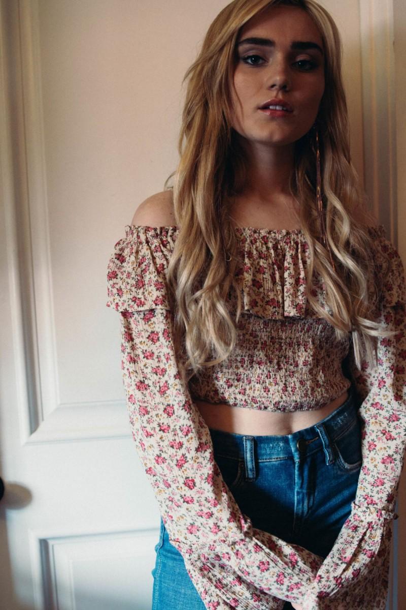 800x1200 Meg Donnelly Wallpaper
