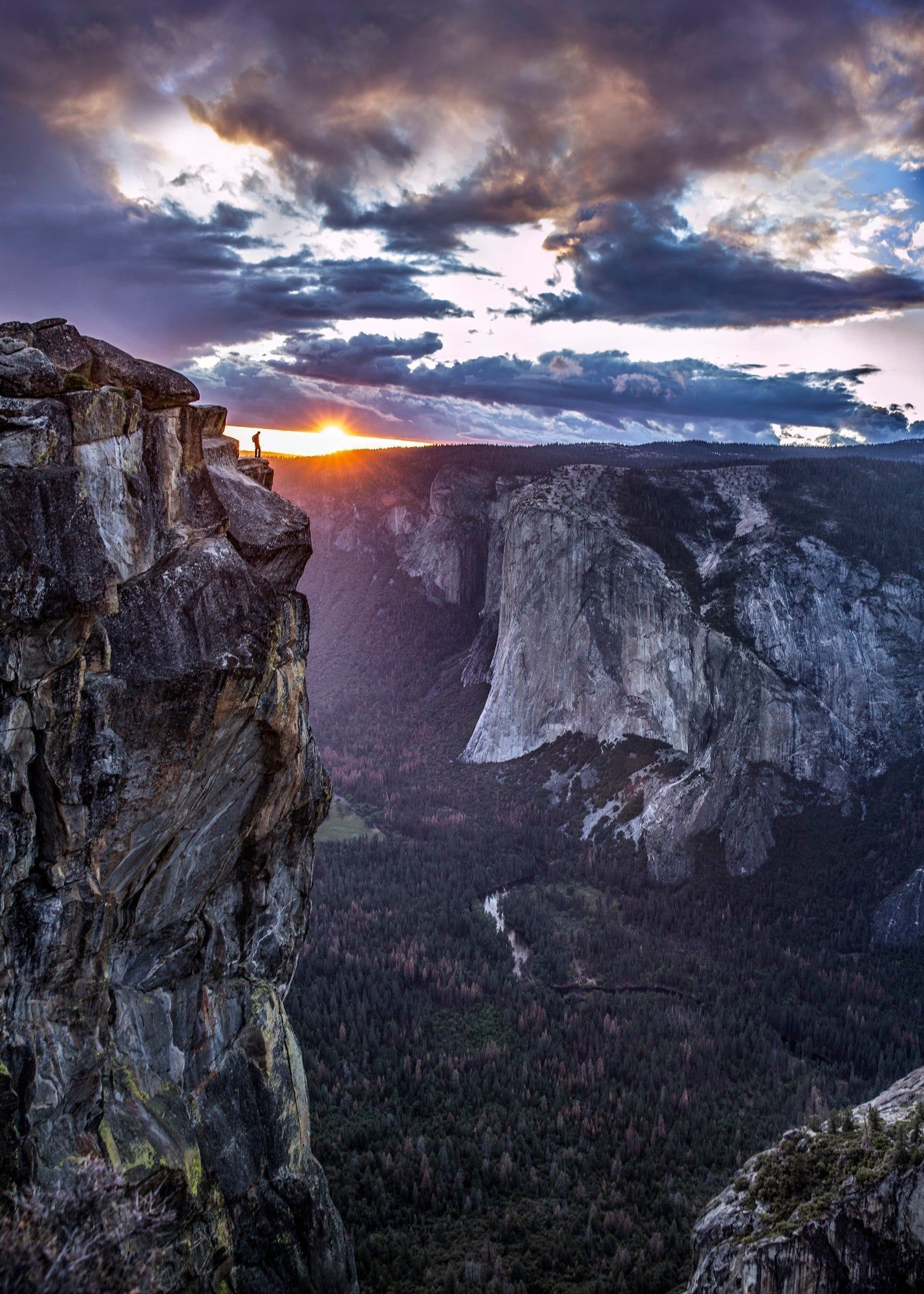 1429x2000 Alex Honnold on Taft Point