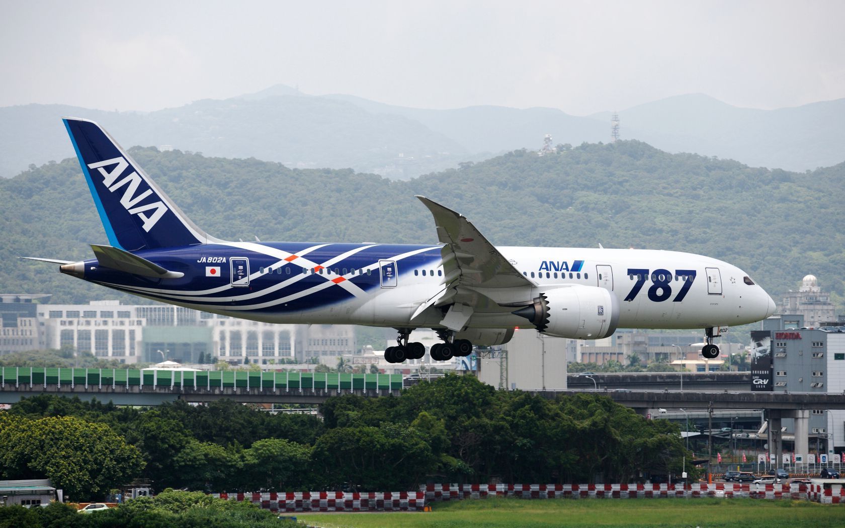 1680x1050 ANA B 787 JA802A