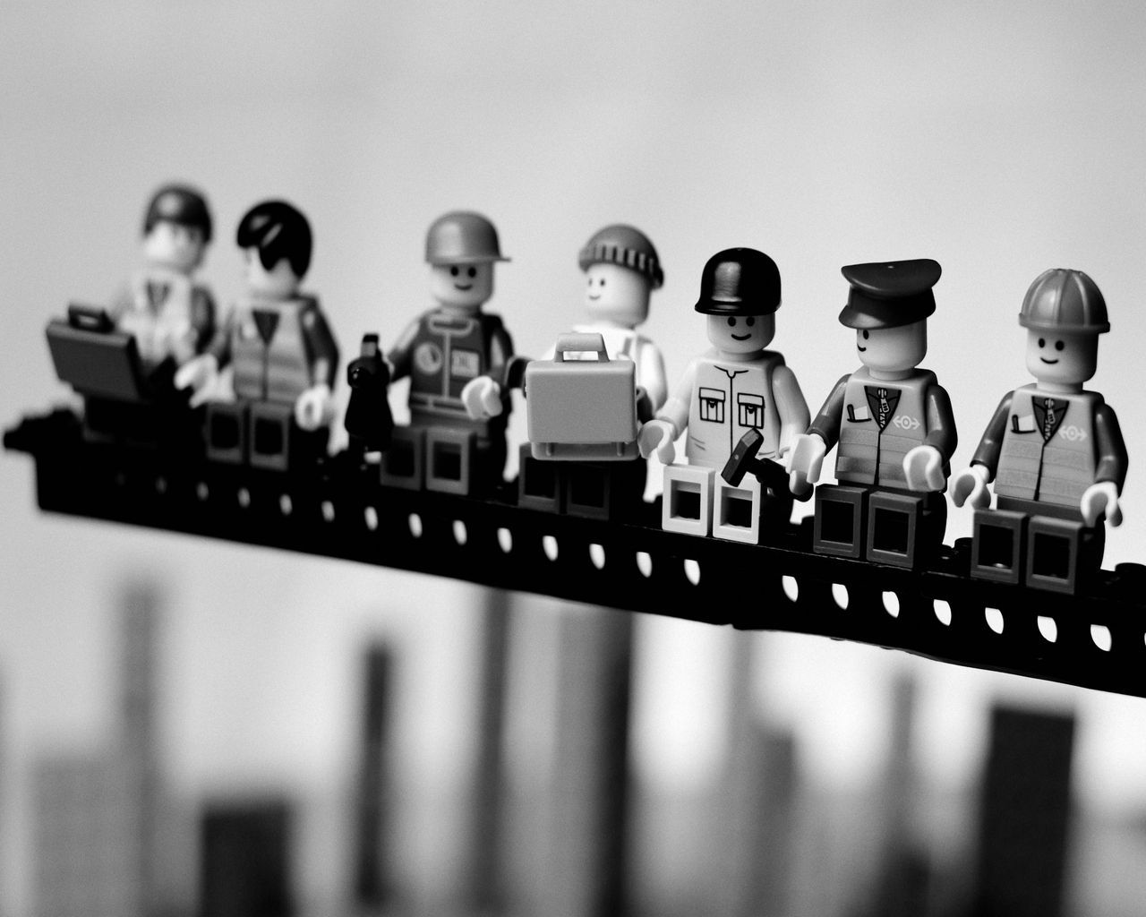 1280x1024 Creative Lego: Wallpaper atop a