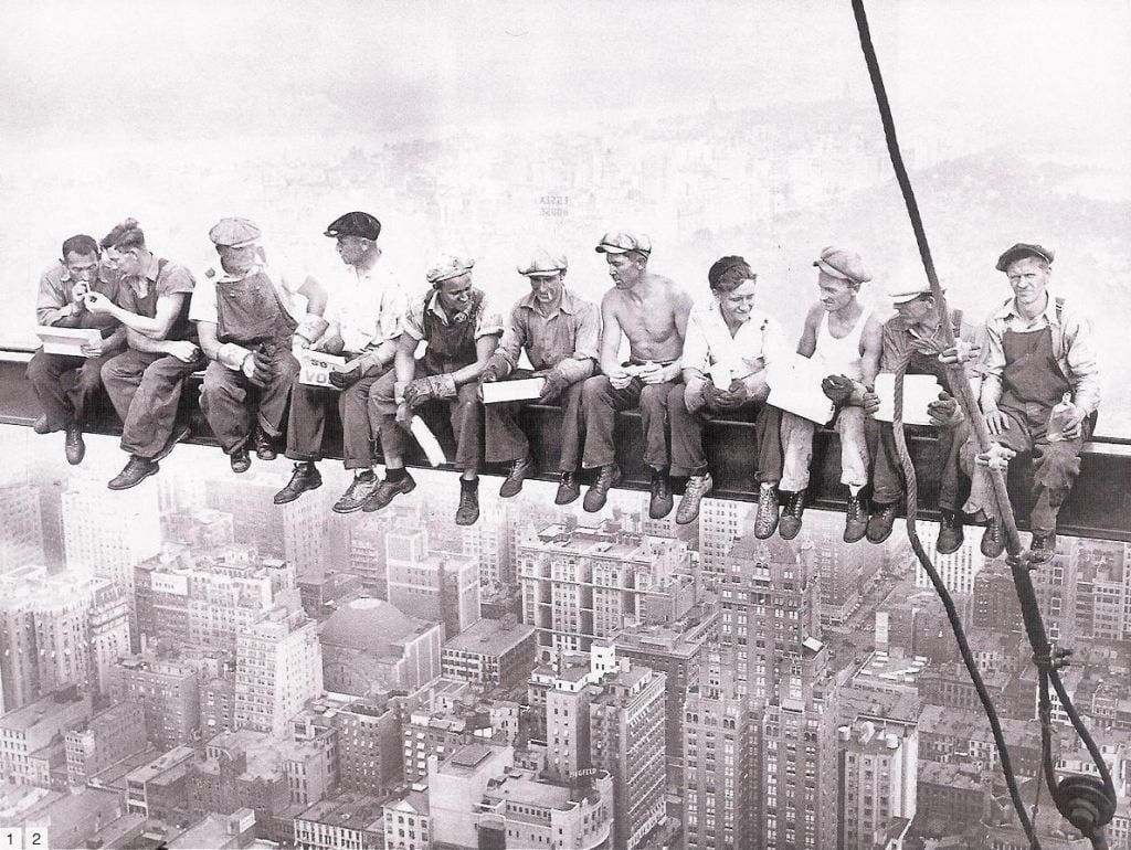 1024x770 Lunch atop a Skyscraper Wallpaper