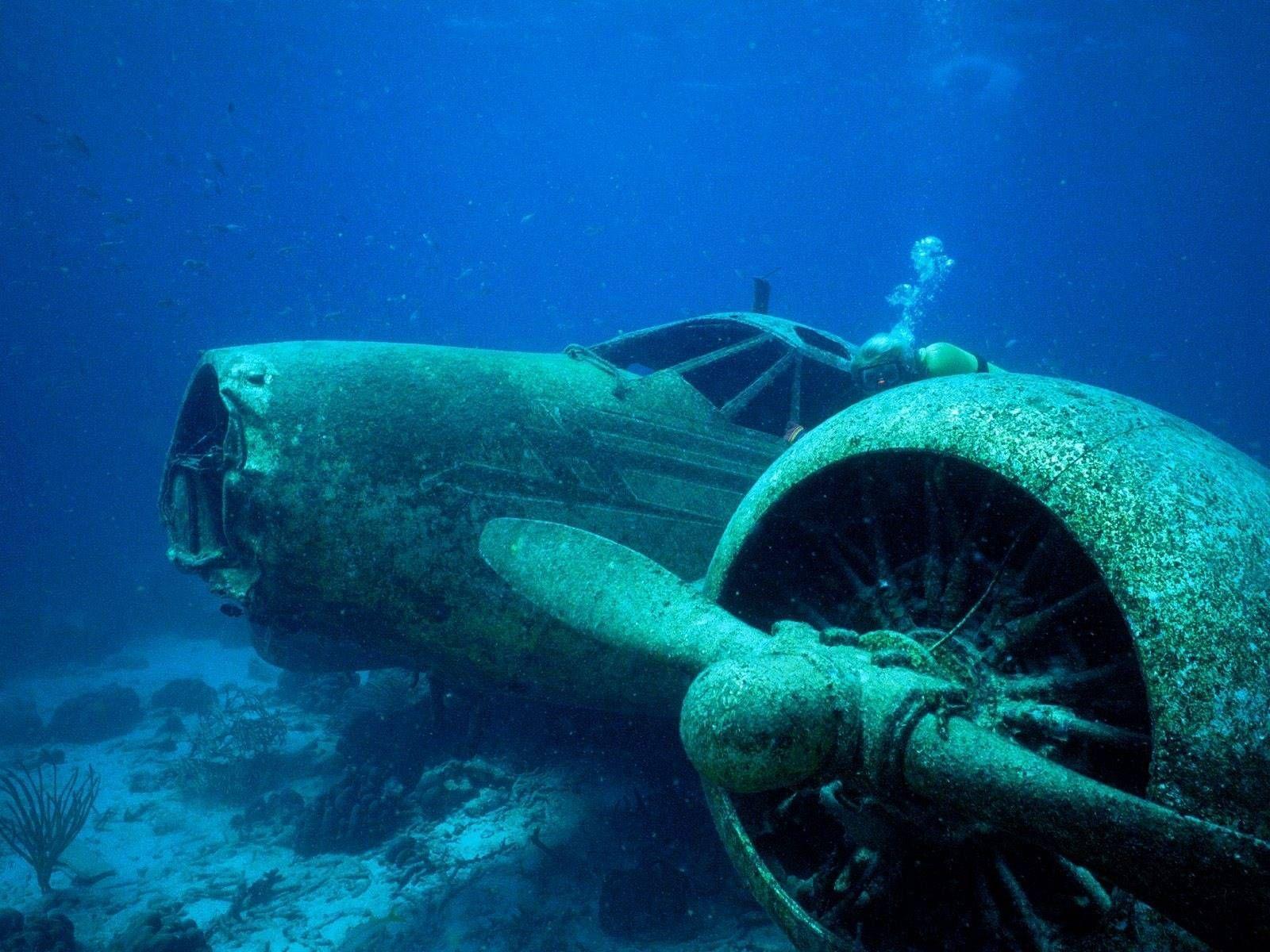 1600x1200 under the sea image. plane under the sea, plane under the sea