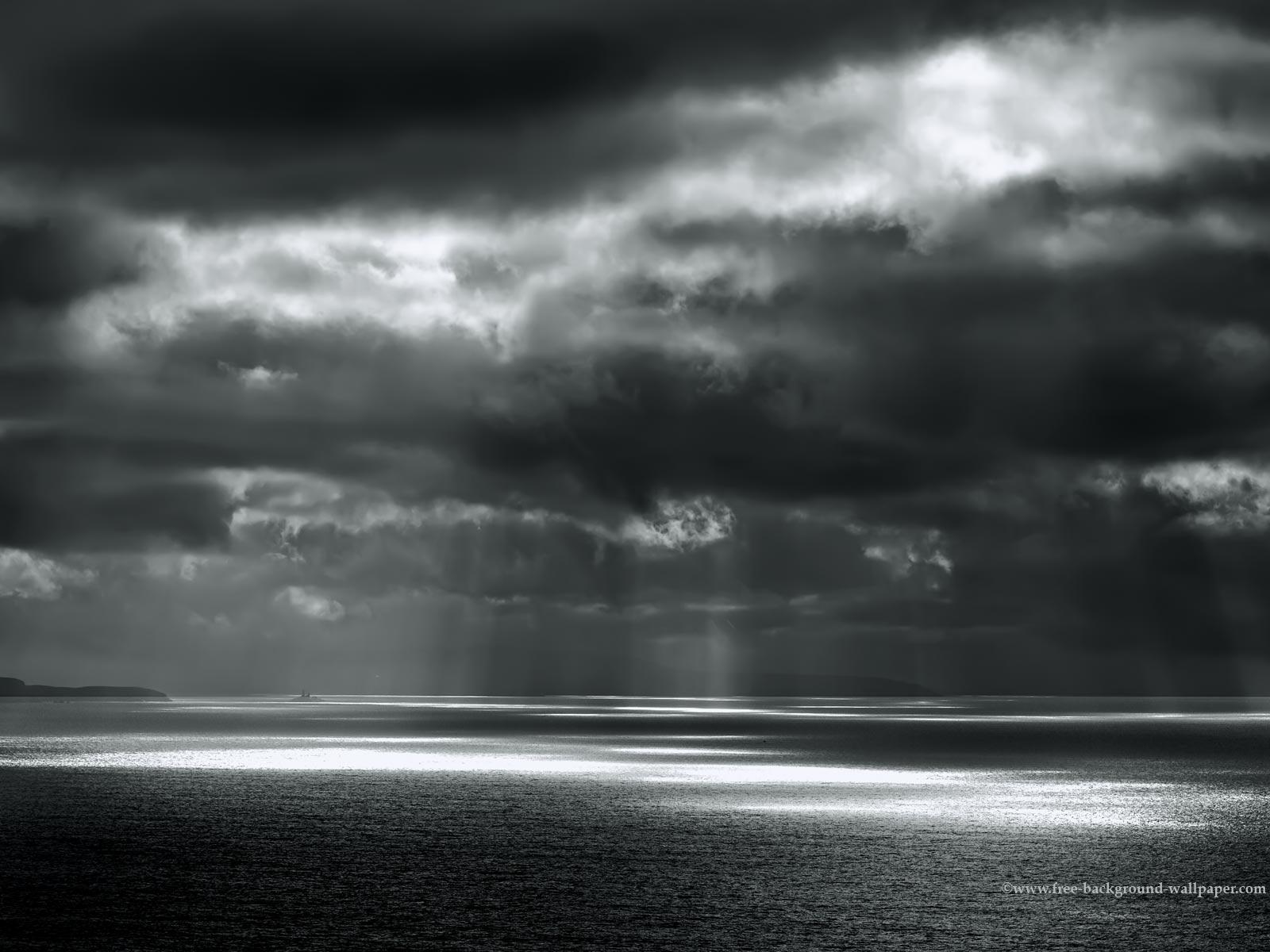 1600x1200 Beams of Sunlight on Ocean Black & White Desktop Wallpaper