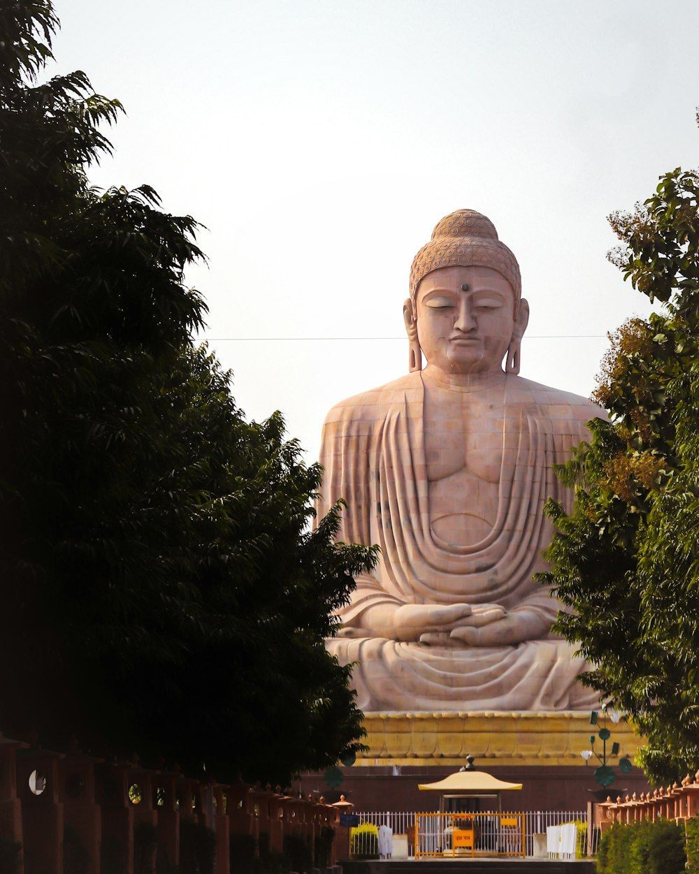 1000x1251 A large statue of a person photo