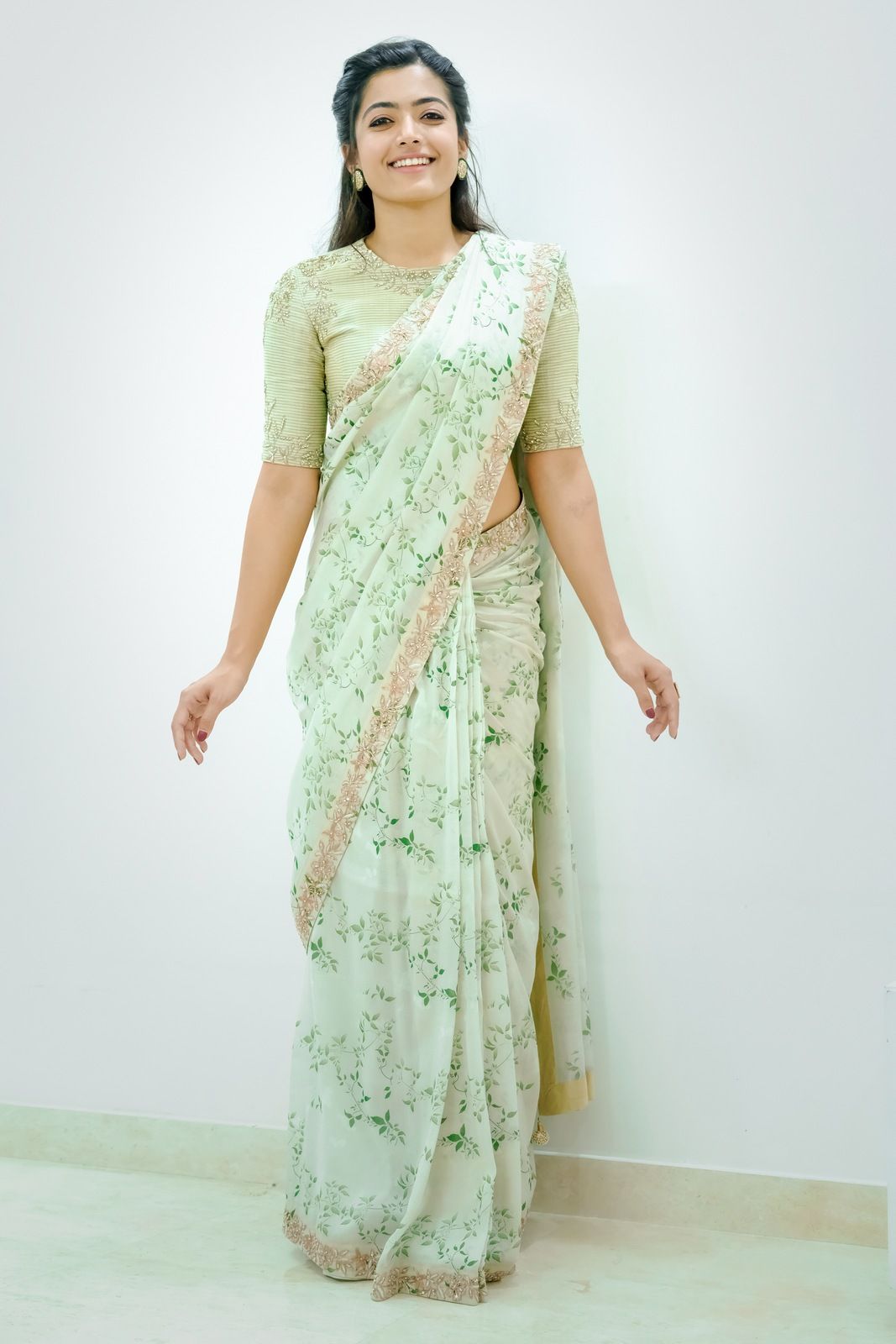 1067x1600 Hottest saree looks of Rashmika