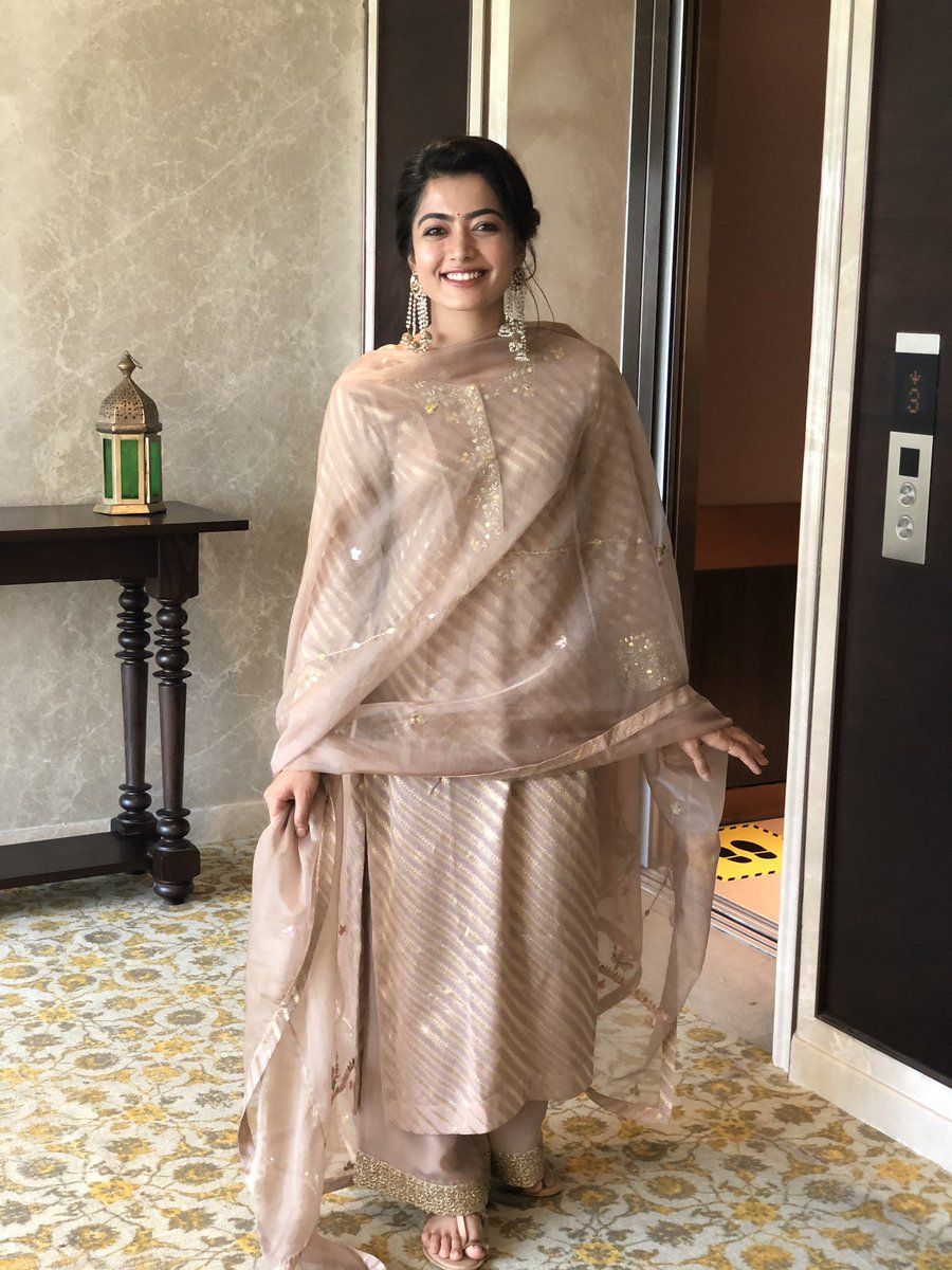 900x1200 Rashmika Mandanna Wallpaper