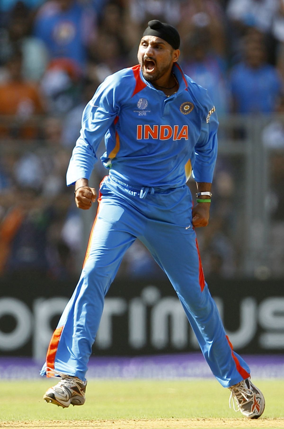 1200x1811 Mahela Jayawardene cuts through point
