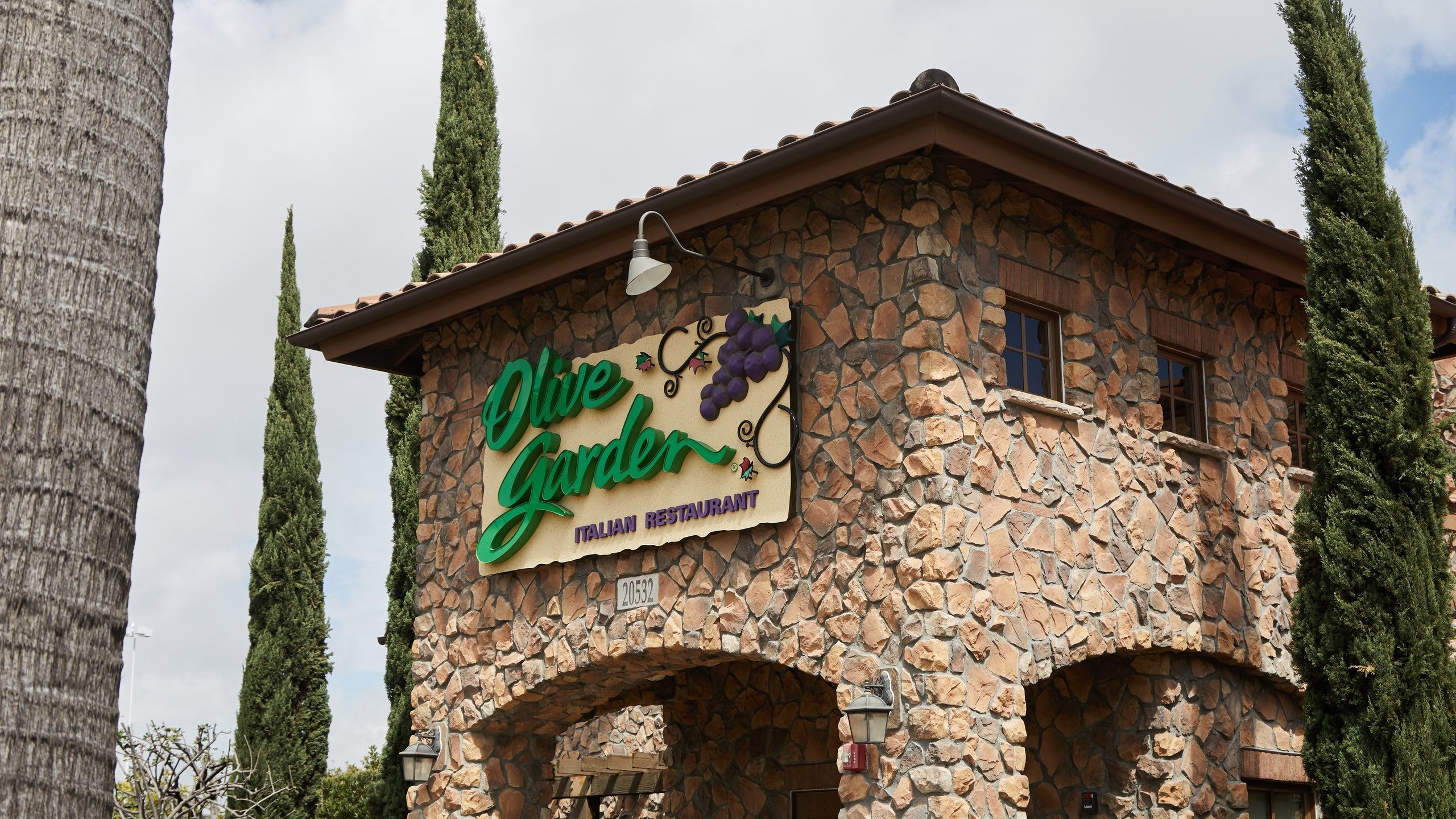 2560x1440 Why I Take All My First Dates to Olive Garden. Bon Appétit
