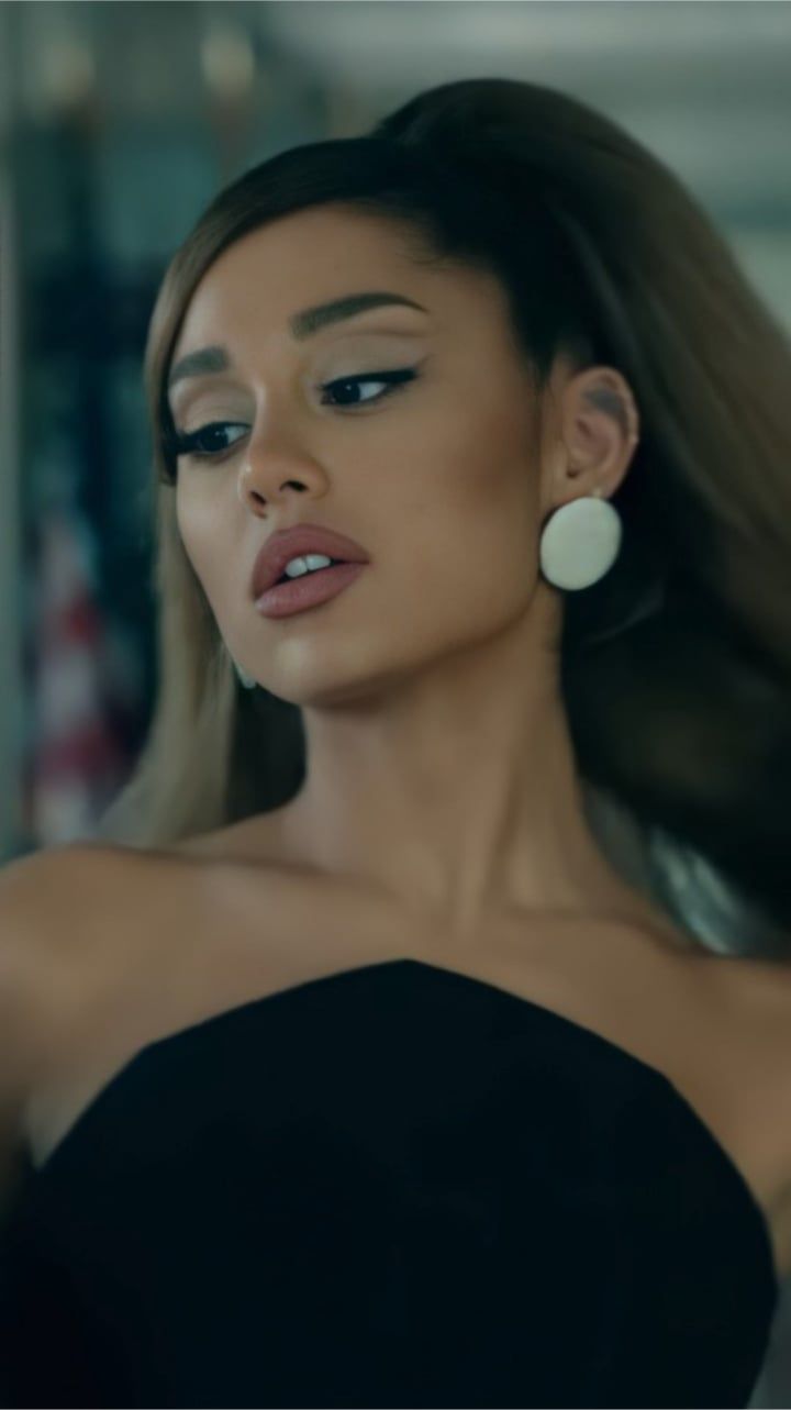 720x1283 Ariana Grande 2022 Wallpaper