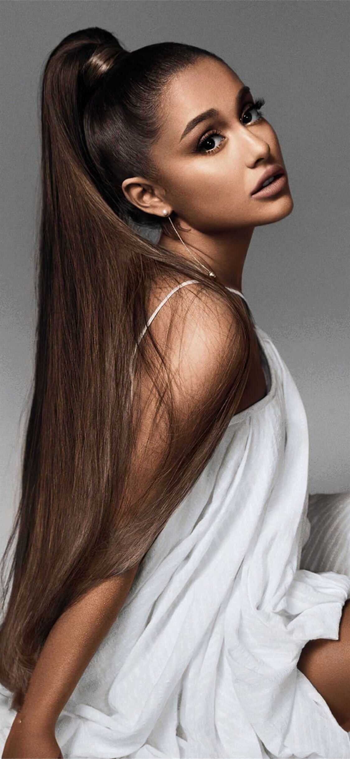 1125x2436 Ariana Grande Wallpaper