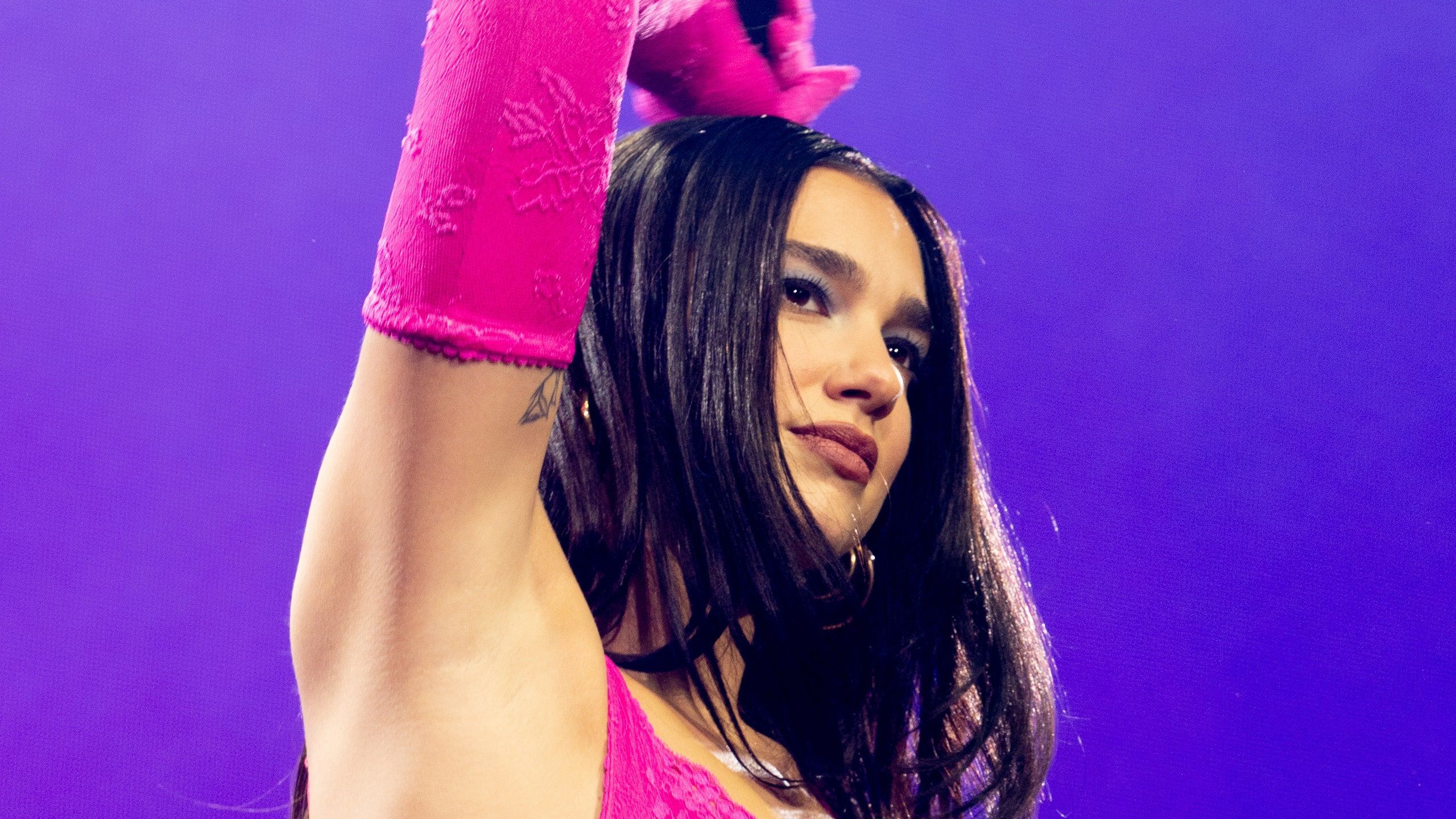 2560x1440 Dua Lipa Has Major Ariana Grande Vibes