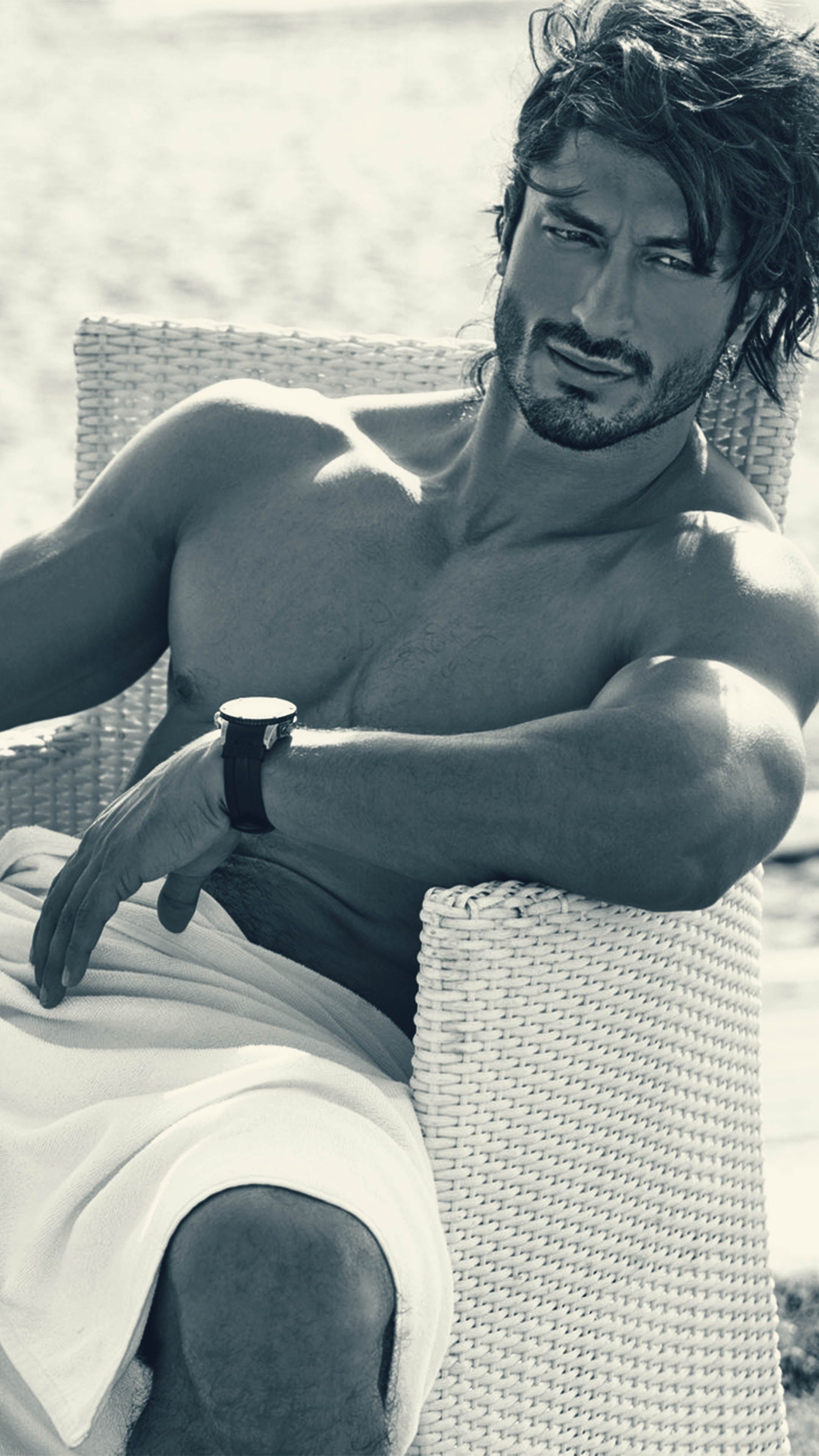 2160x3840 Vidyut Jammwal Indian Actor Body Photo