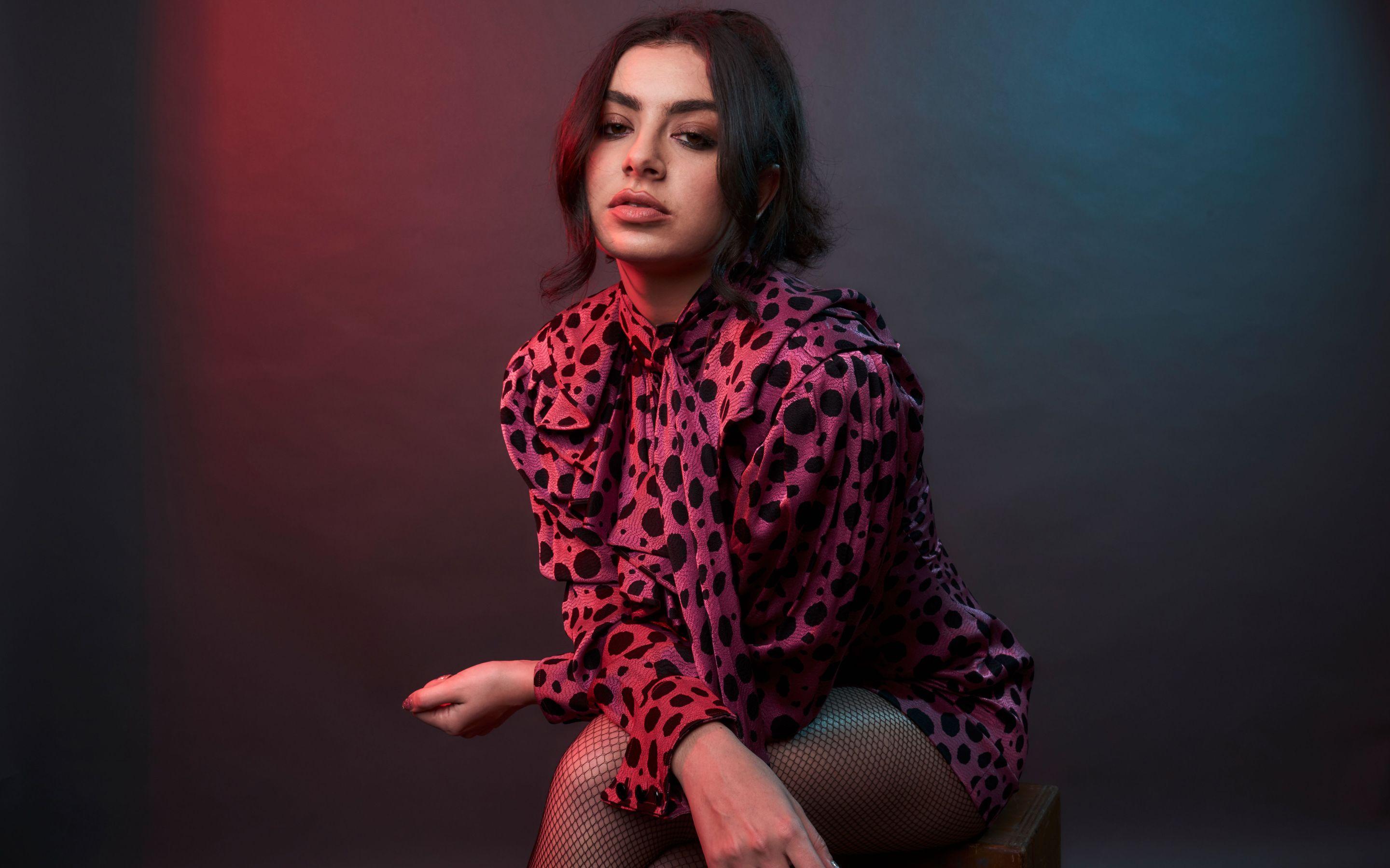 2880x1800 Charli XCX 2017 4K 8K Wallpaper