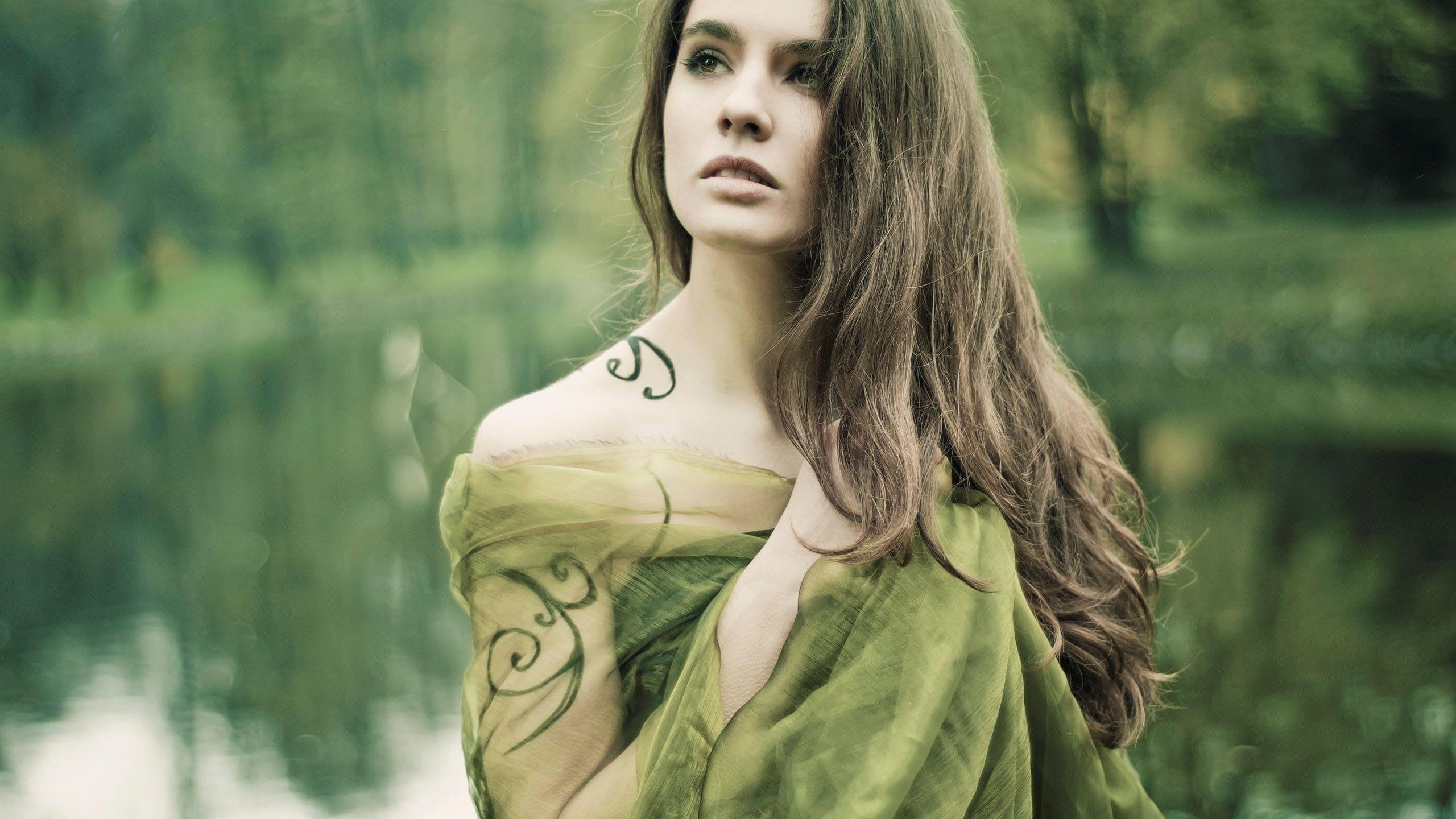 2560x1440 Girl on nature with a tattoo on his arm wallpaper