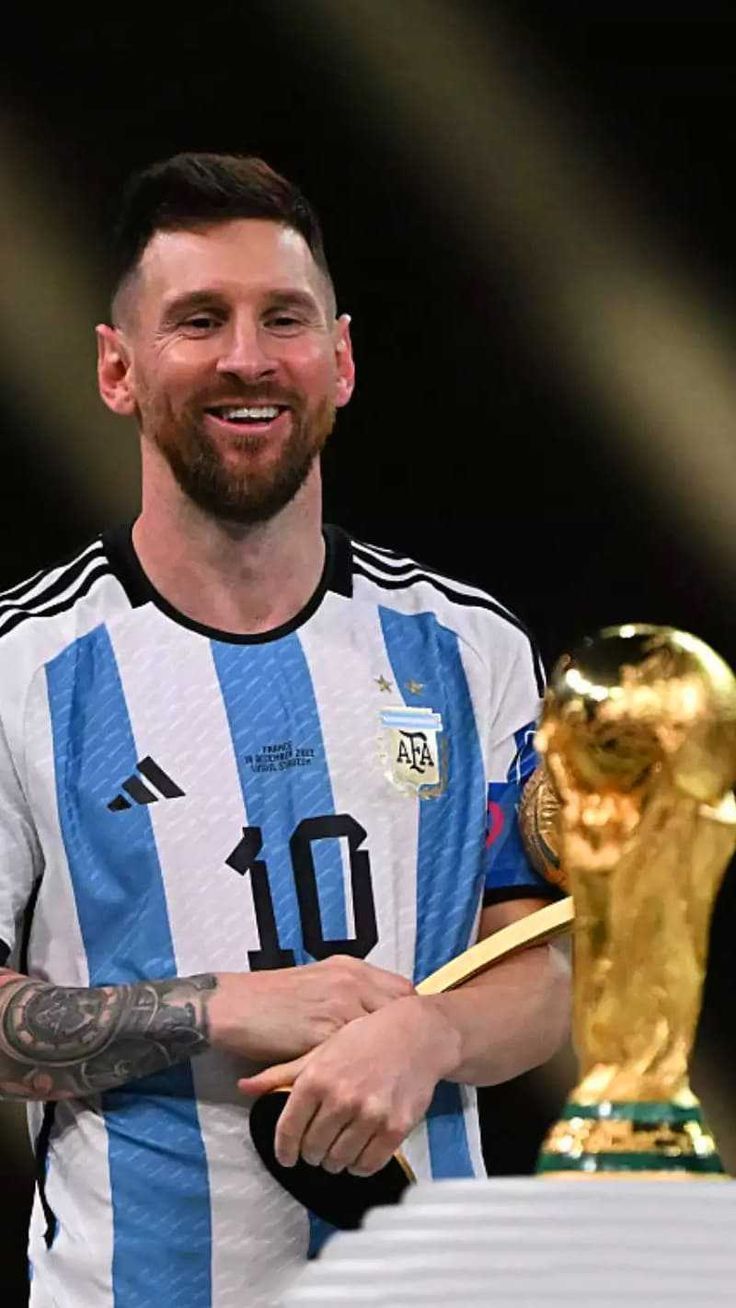 736x1308 Messi World Cup Trophy Wallpaper