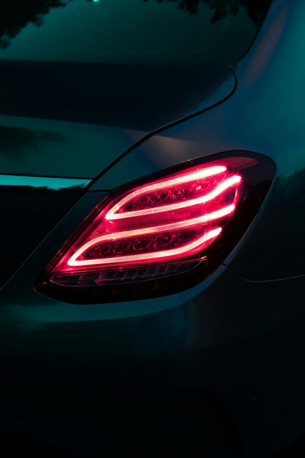 1000x1500 A car with a red light photo