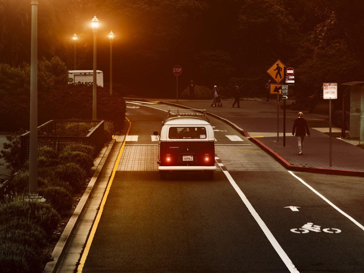 1400x1050 Download wallpaper 1400x1050 car, road, city, vintage
