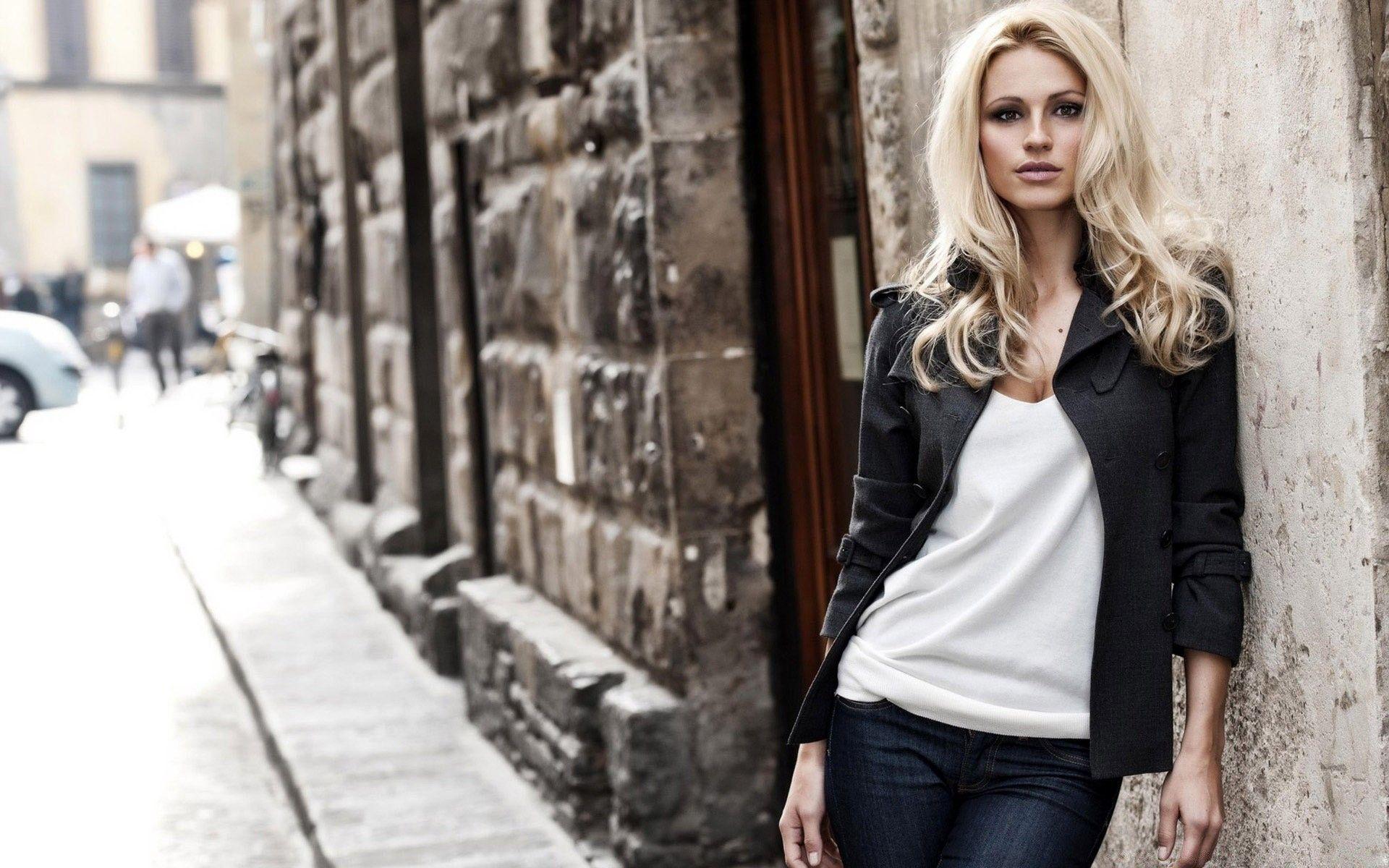 1920x1200 Blonde Woman, City Street Photography
