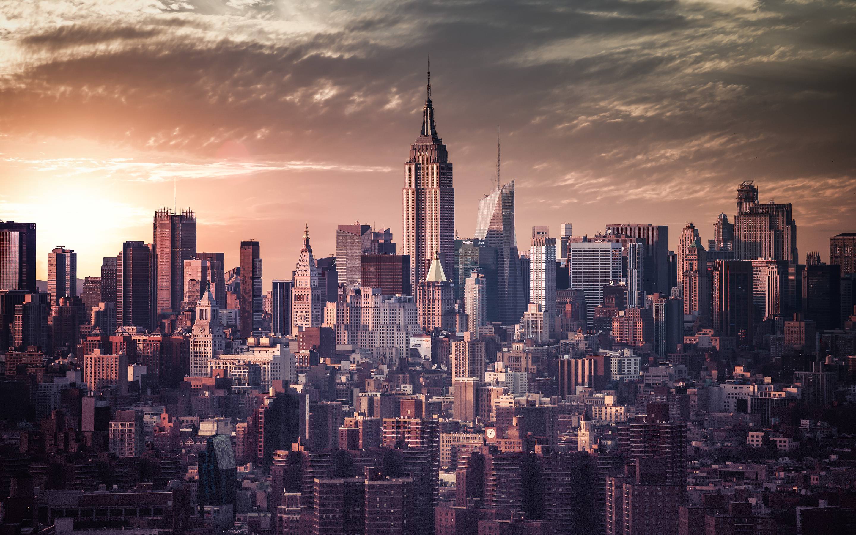 Một hình nền desktop New York đẹp có thể đưa bạn đến trung tâm của thành phố đông đúc. Hãy đắm mình trong tầm nhìn đầy ảo diệu của Manhattan từ xa.