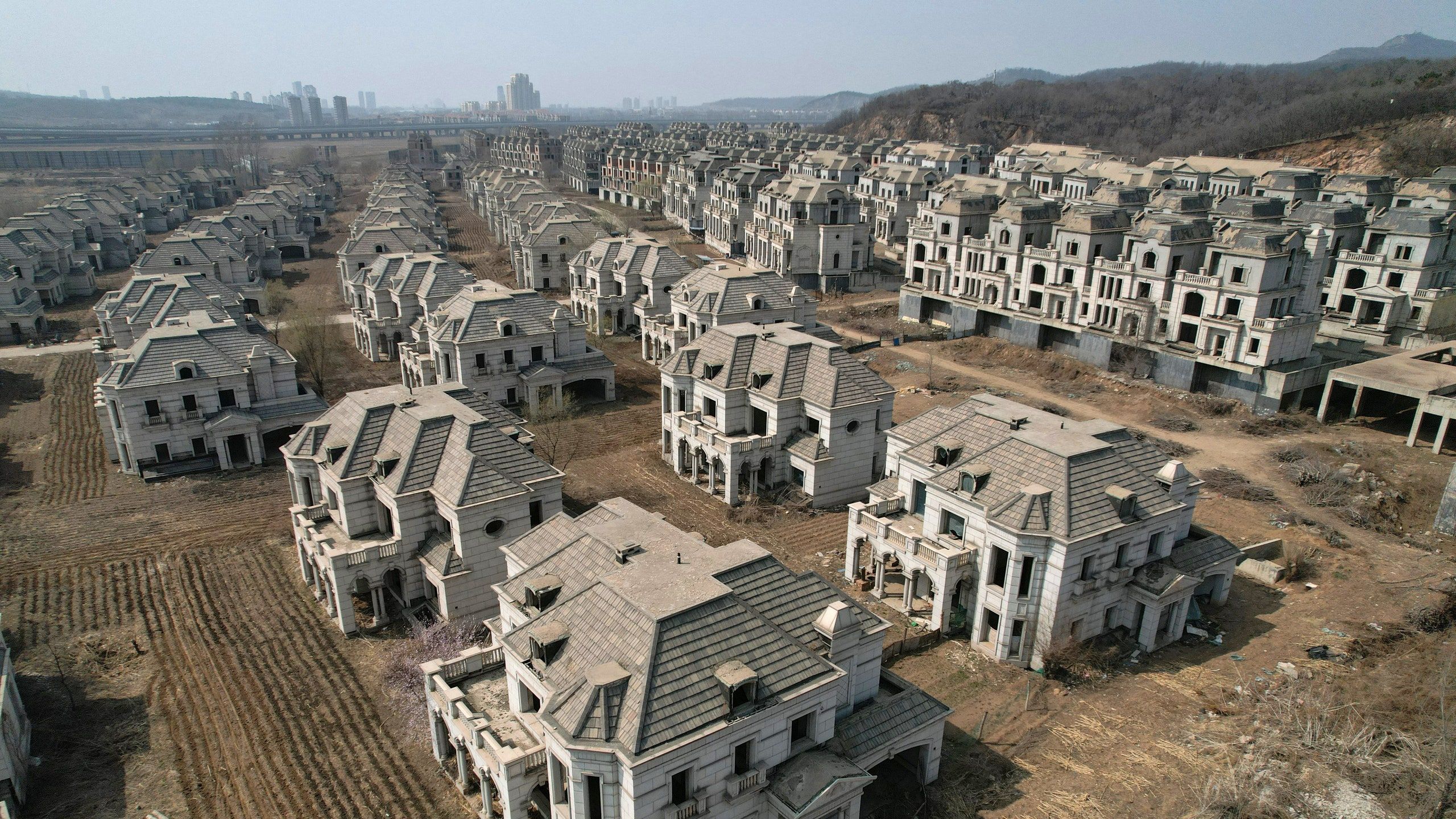 2560x1440 Abandoned Mansions in China