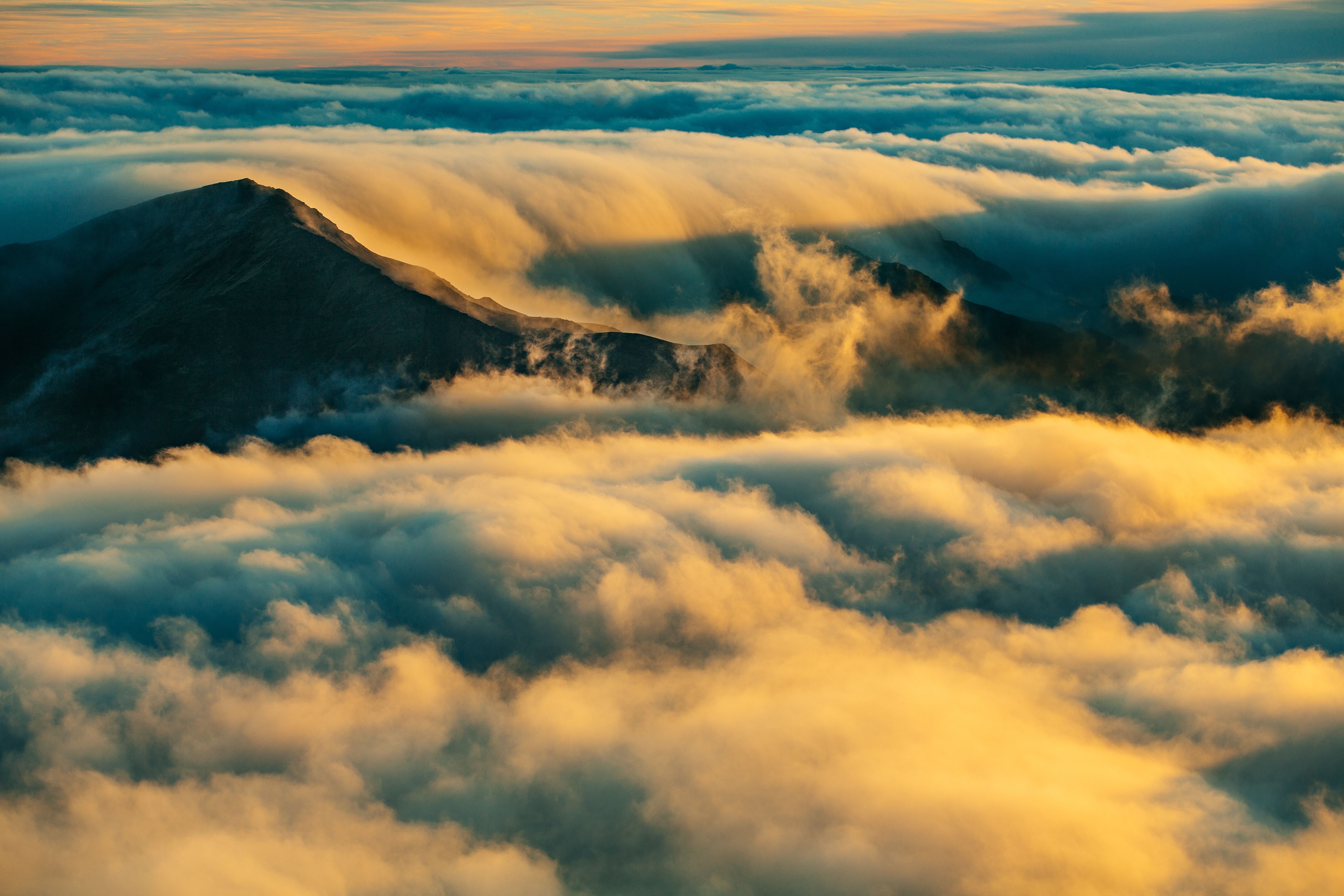 5760x3840 Golden mountain