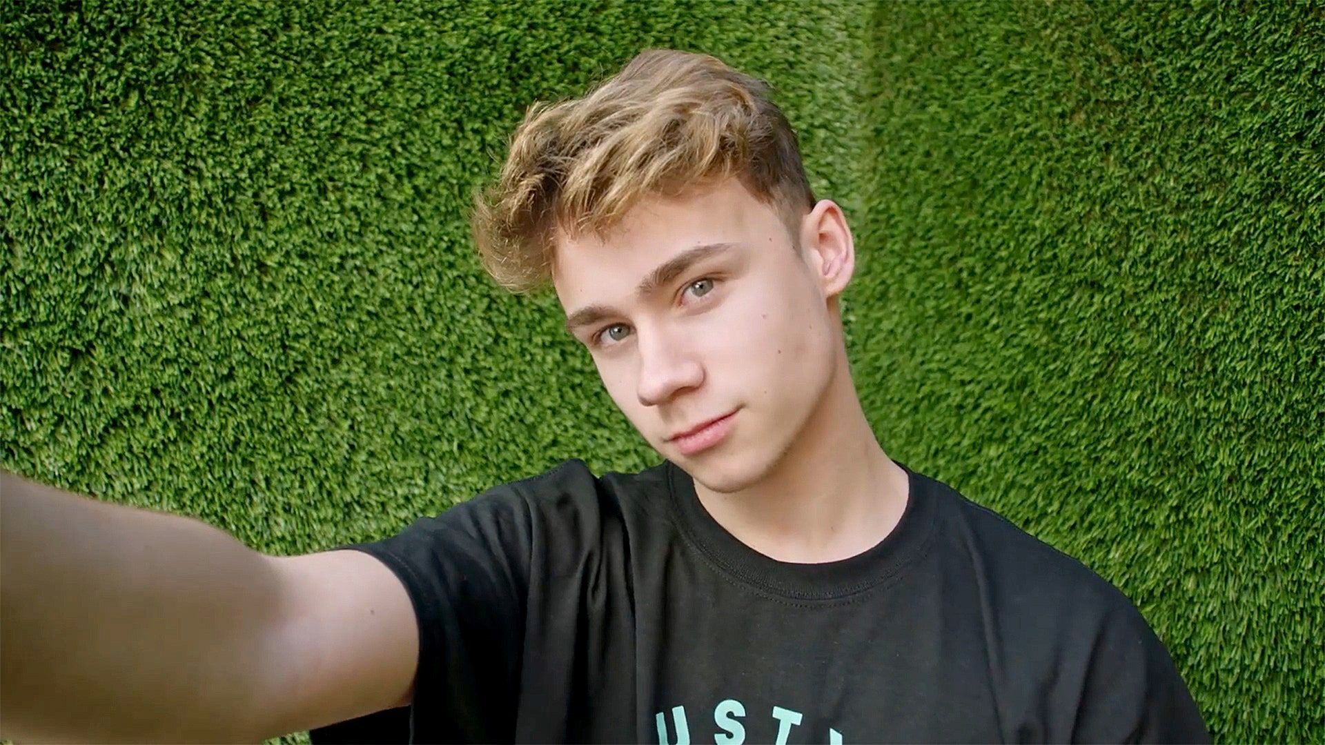 1920x1080 Teen Influencer