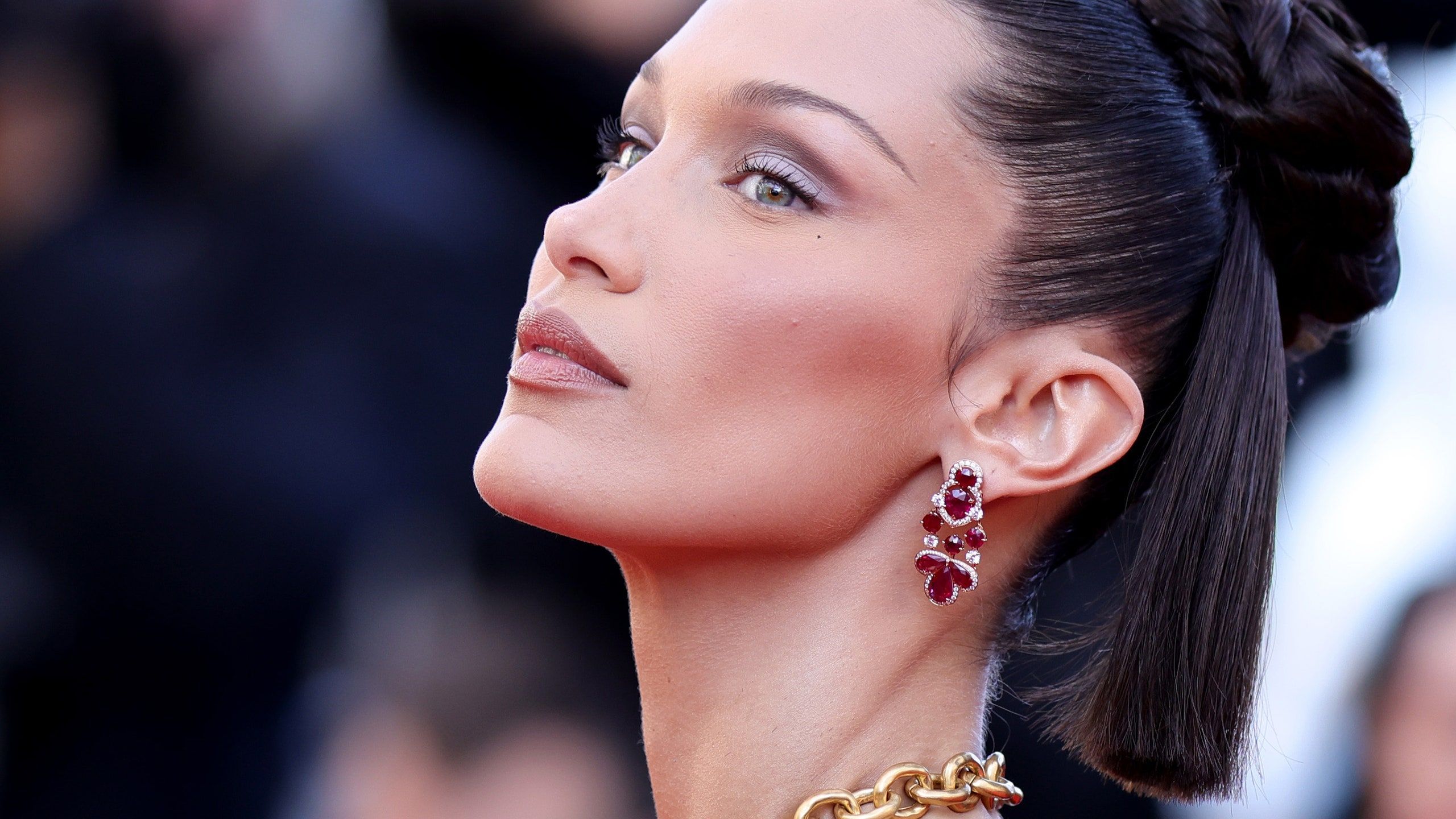 2560x1440 Bella Hadid Started A TikTok Viral Jaw