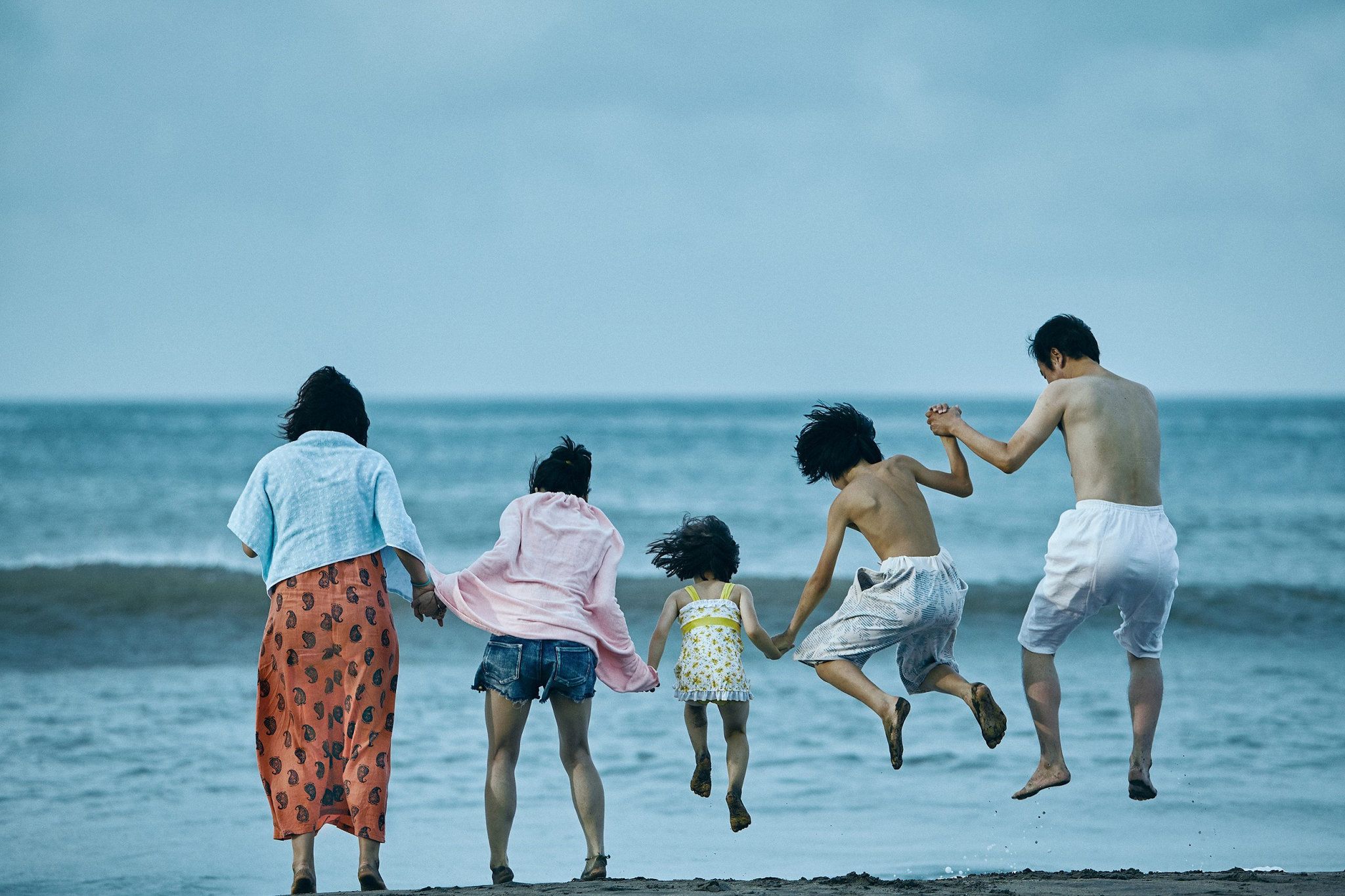 2048x1365 Shoplifters' Review: A Family That