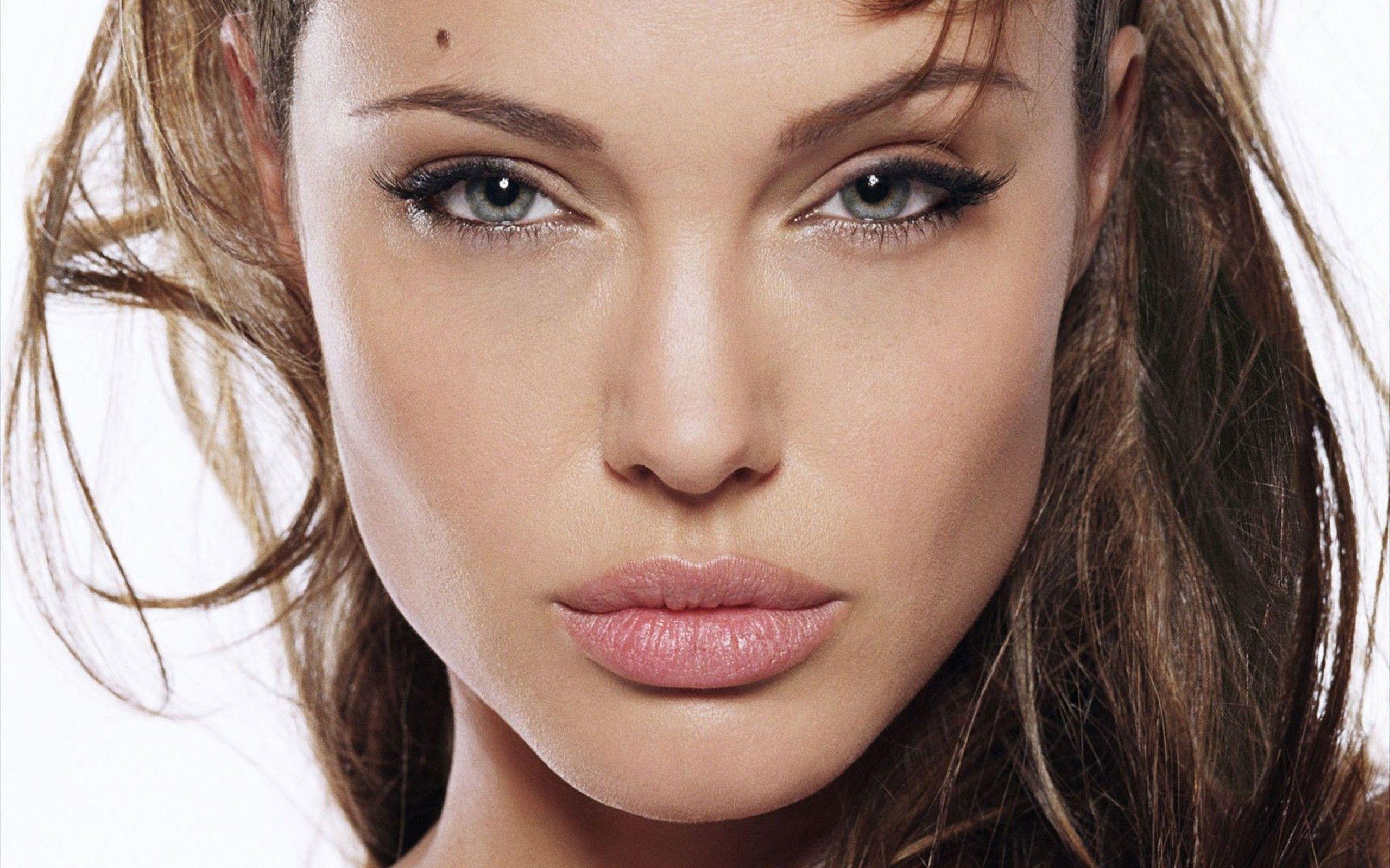 2560x1600 Angelina Jolie Wallpaper