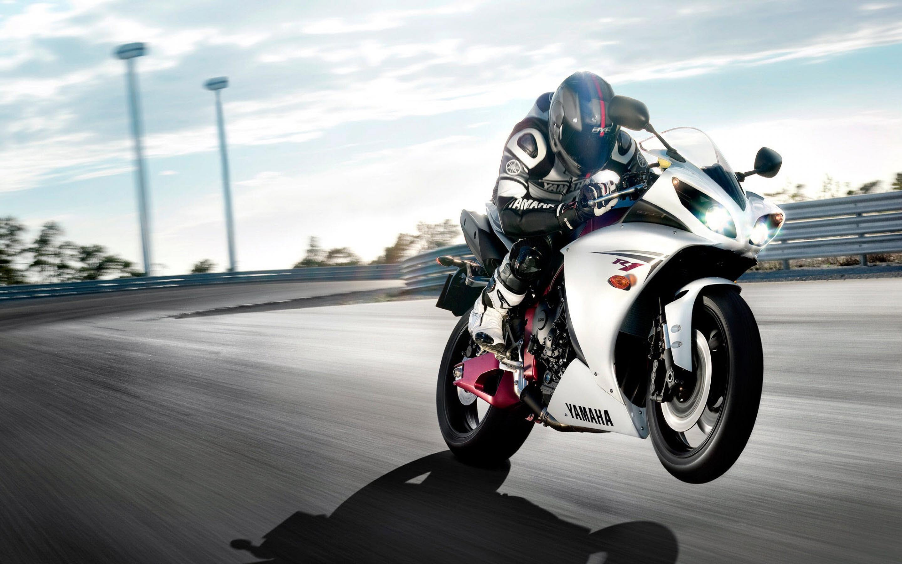 2880x1800 Yamaha YZF R1 Wallpaper