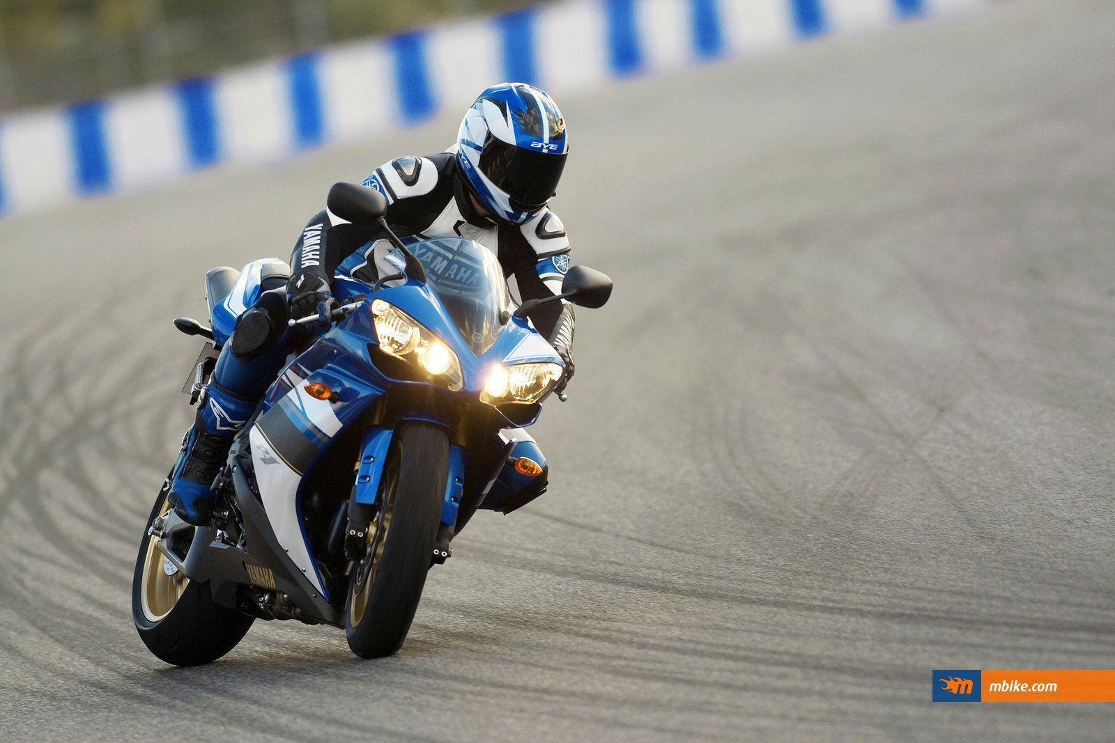 1600x1067 Yamaha YZF R1 Wallpaper
