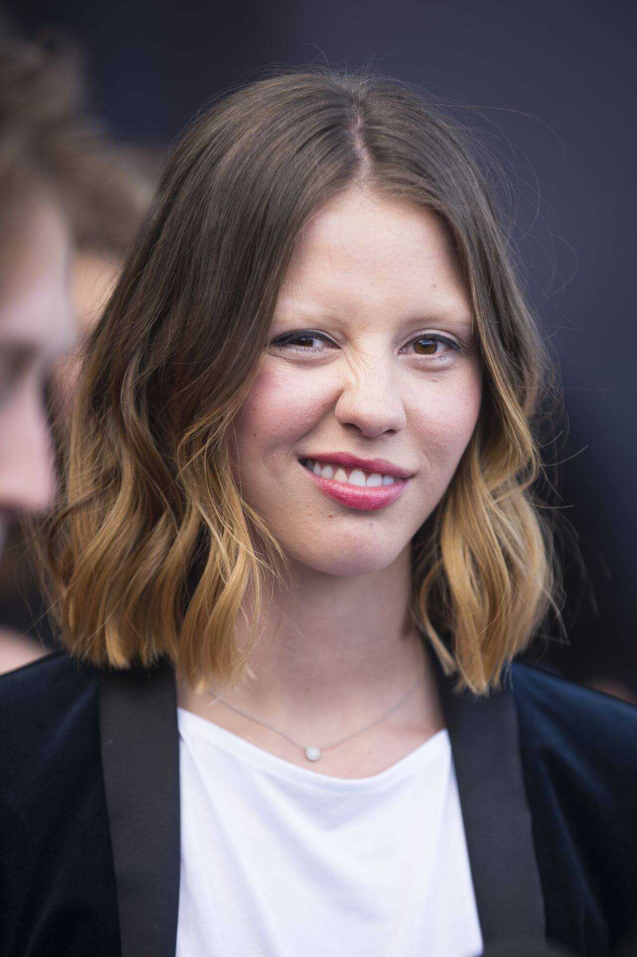 1280x1923 Mia Goth Wallpaper