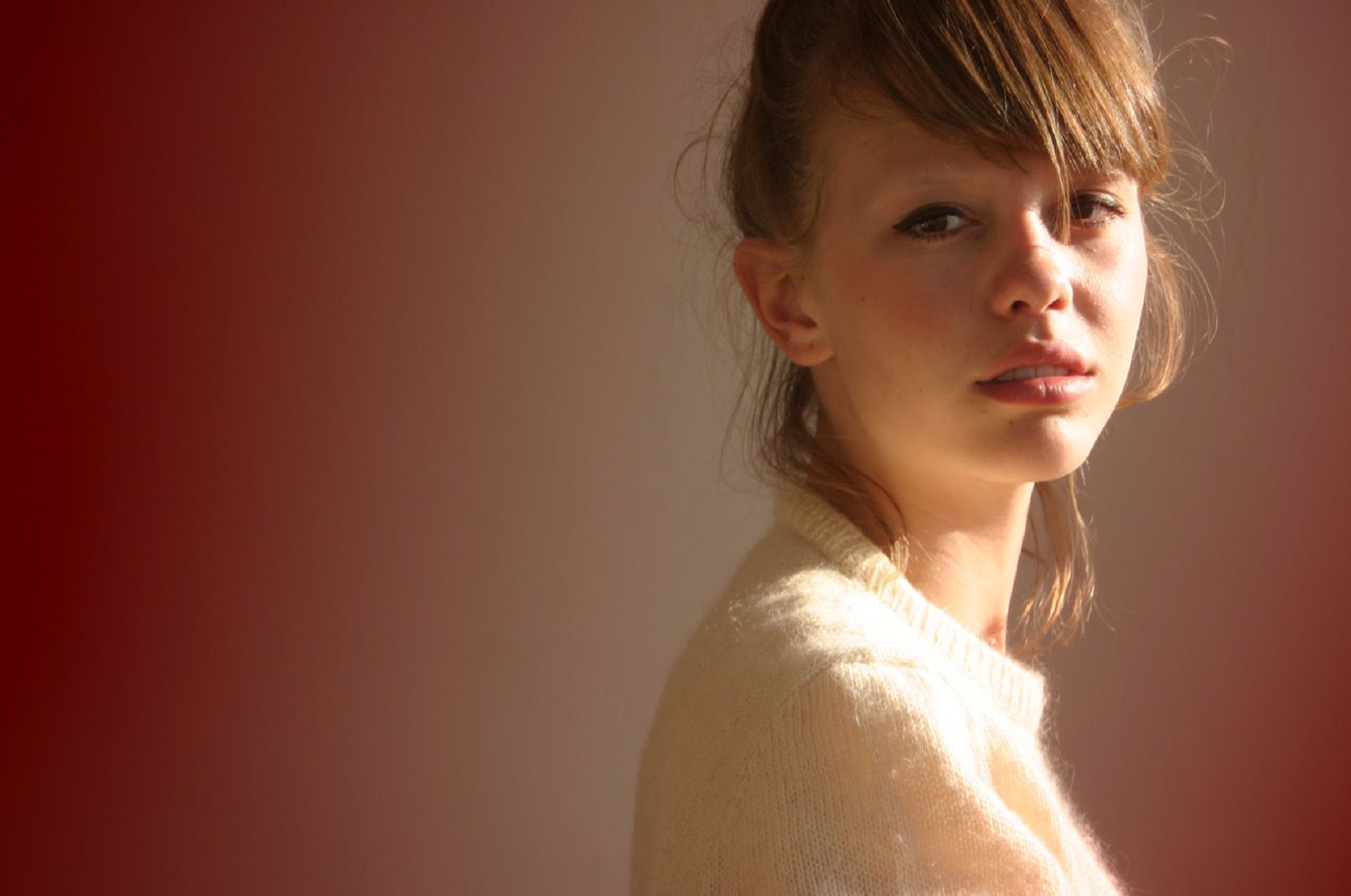 1920x1274 Mia Goth Wallpaper
