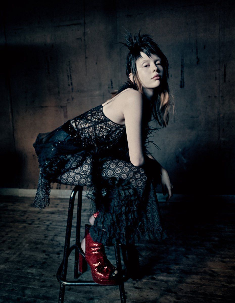 930x1200 Mia Goth Wallpaper