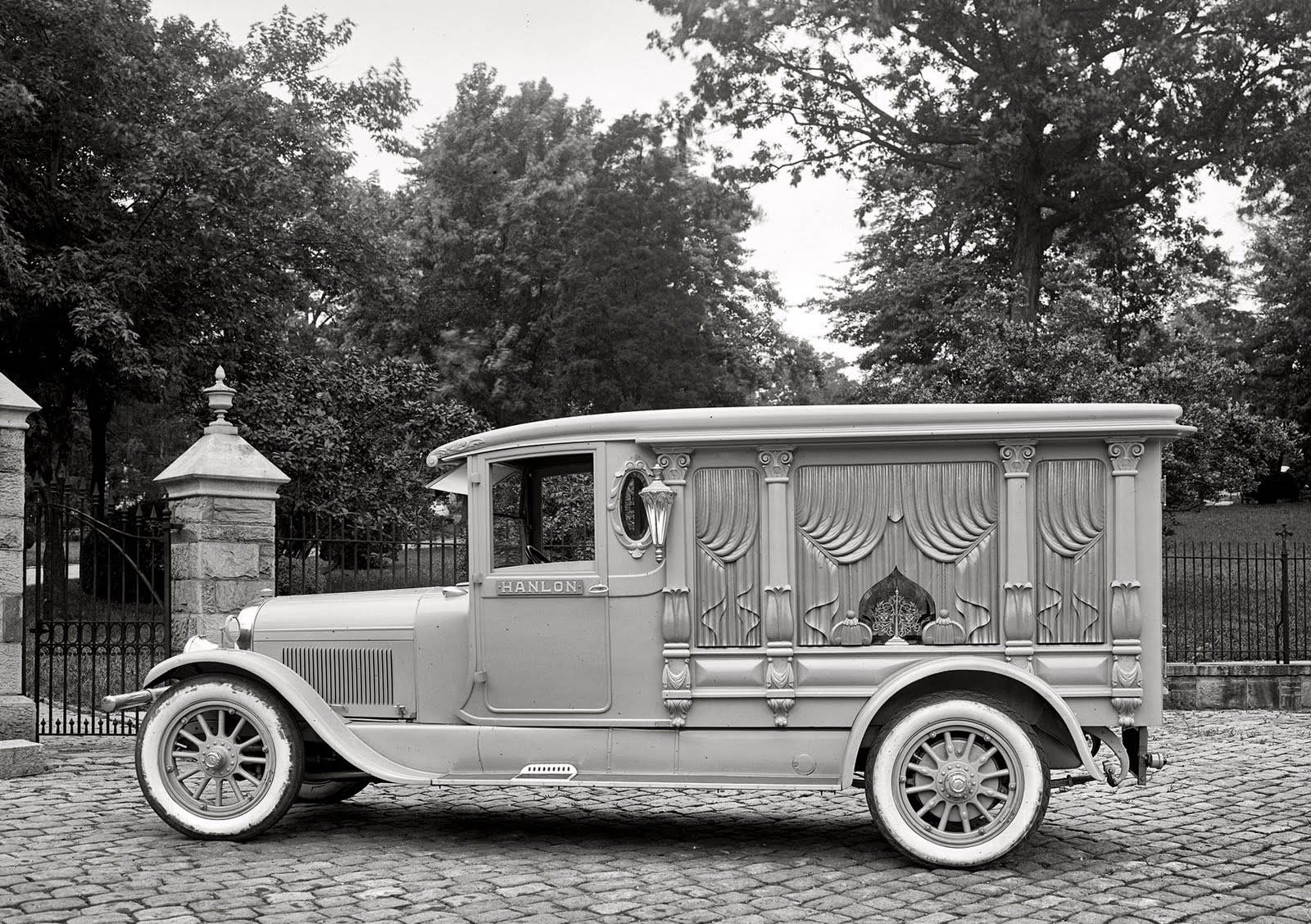 1600x1128 Vintage Funeral Hearse Wallpaper