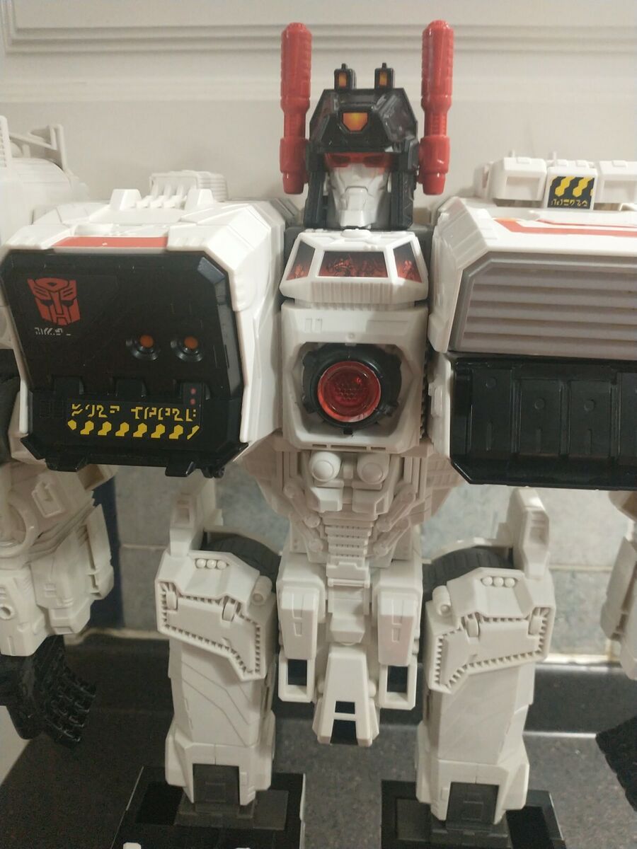 900x1200 Transformers Generations Metroplex