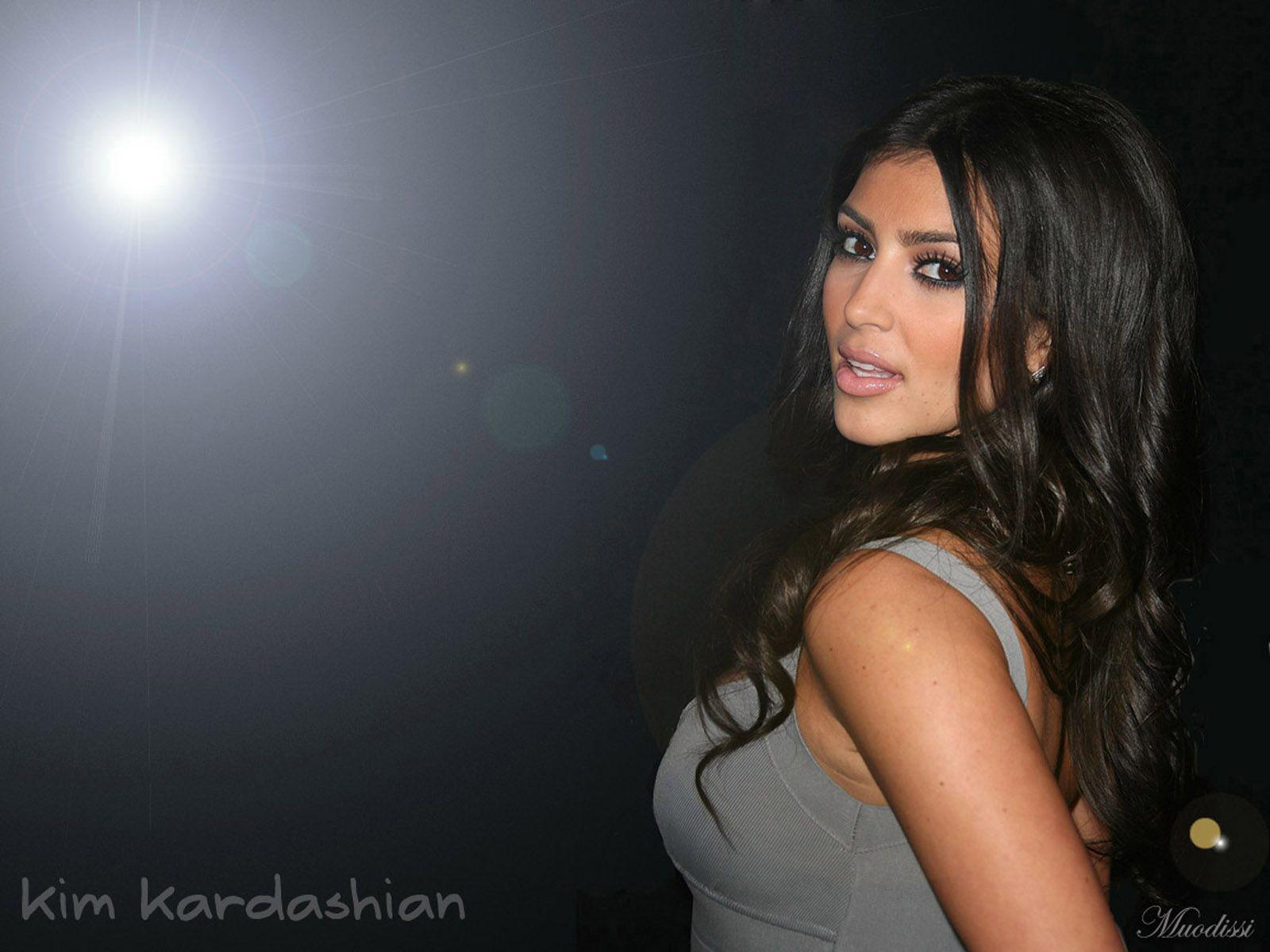 1600x1200 Kim Kardashian Desktop Wallpaper 1600x1200