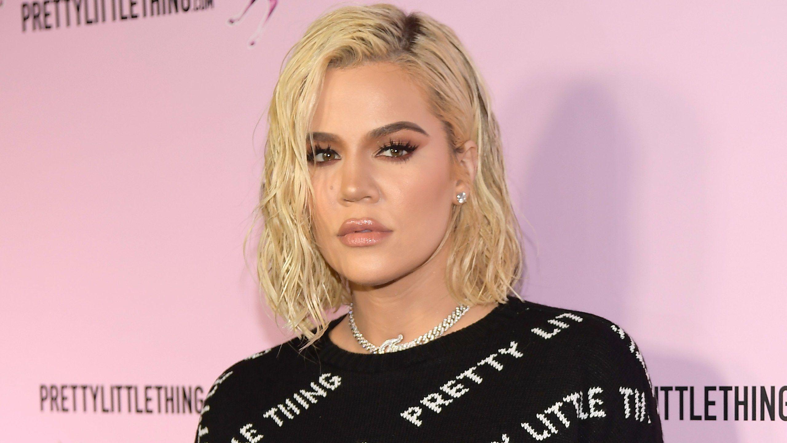 2560x1440 Khloé Kardashian Debuts Long, Pink Ponytail at Kylie Skin