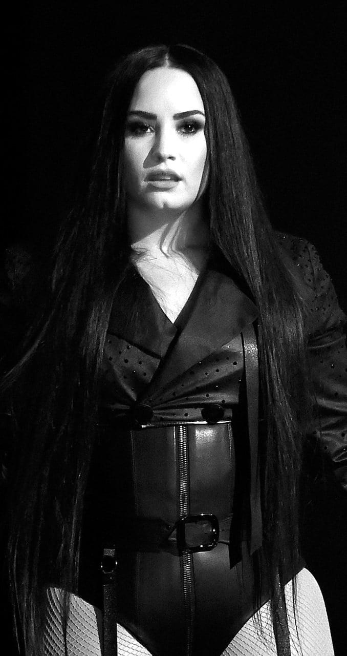 678x1280 Demi Lovato discovered by moon ˚₊‧☽˳