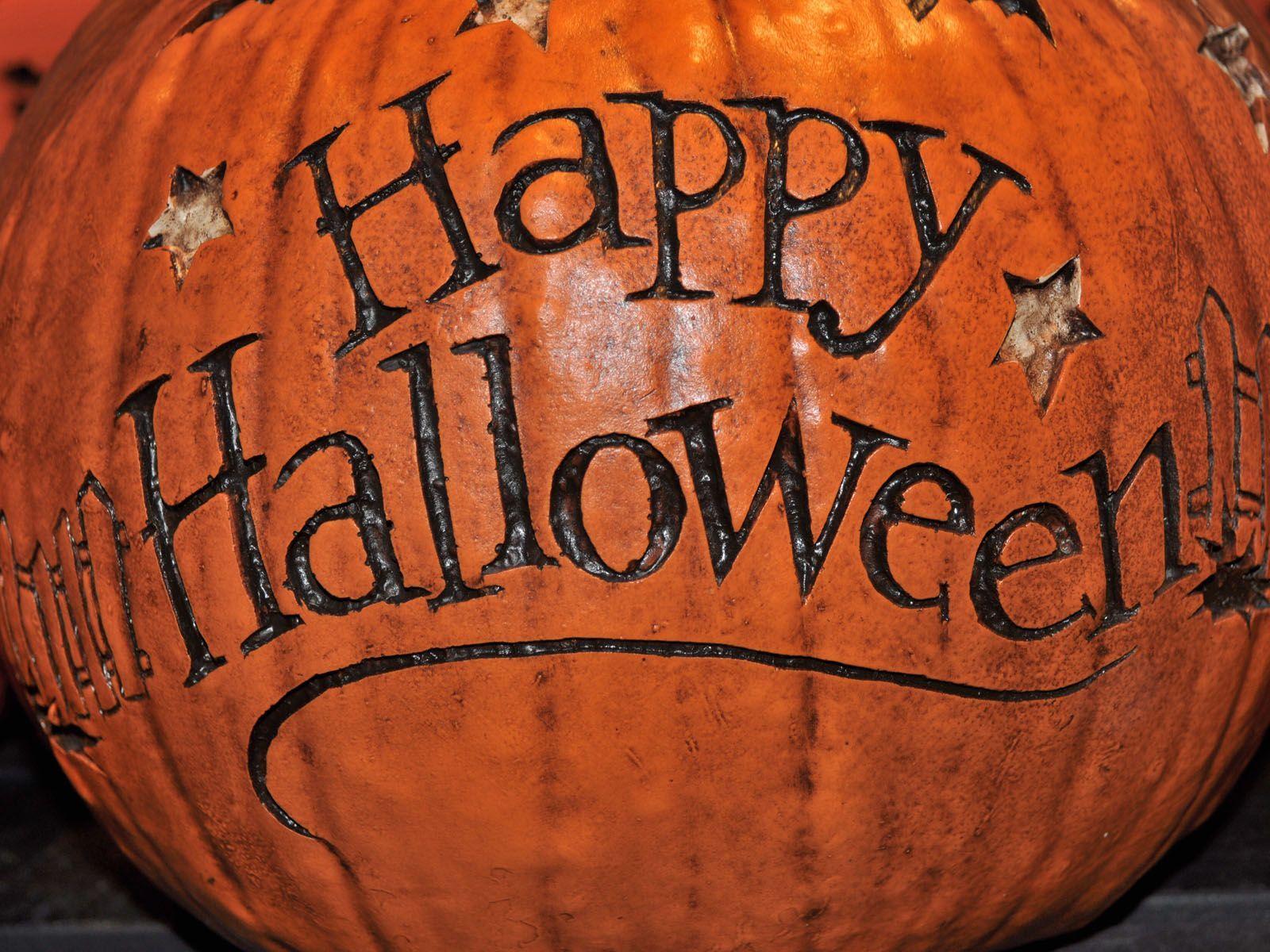 1600x1200 Happy Halloween On Big Pumpkin Wallpaper