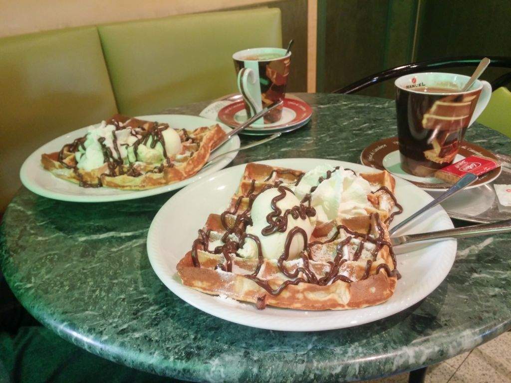 1024x768 waffles with ice cream