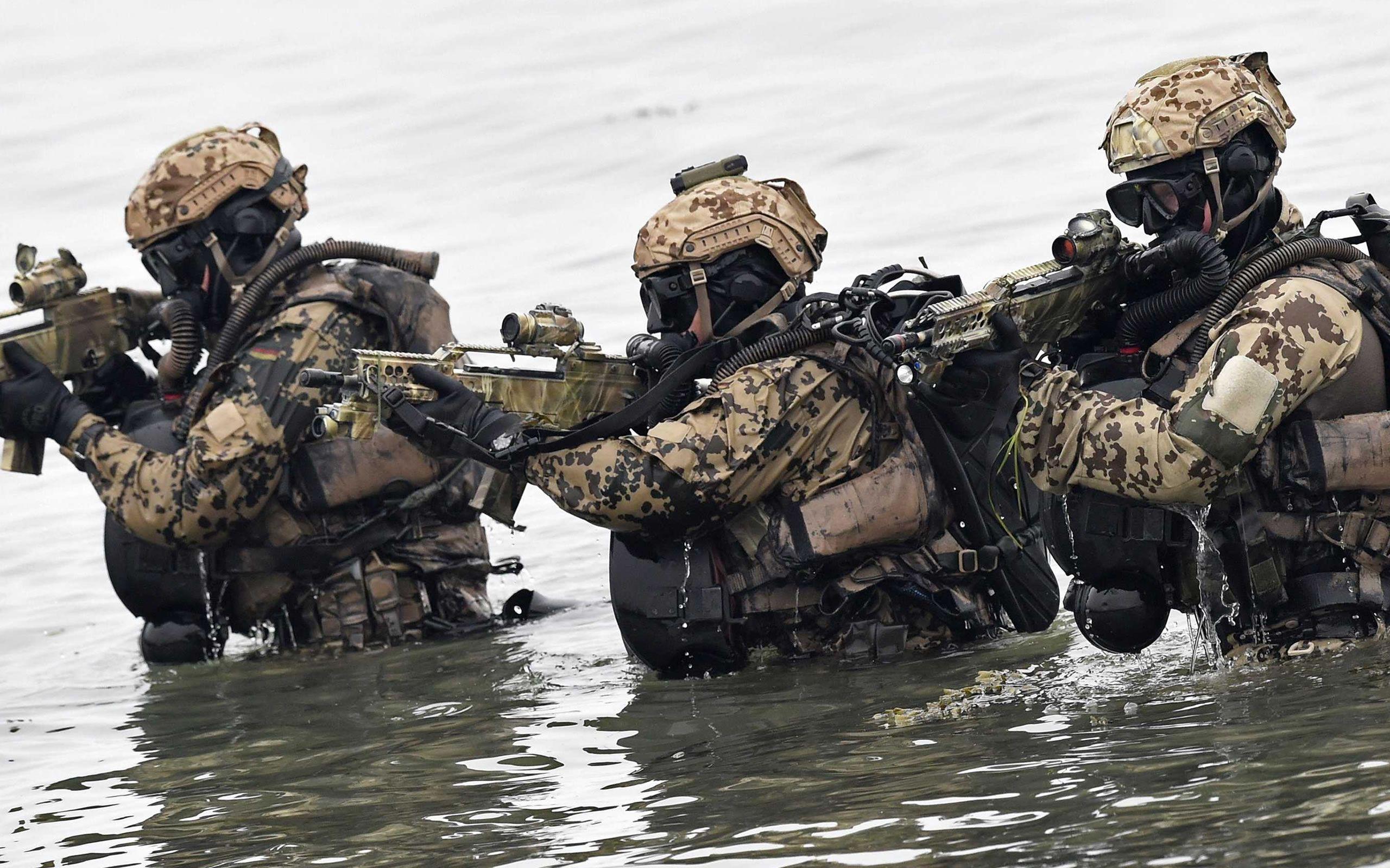2560x1600 German Military Divers (2196)