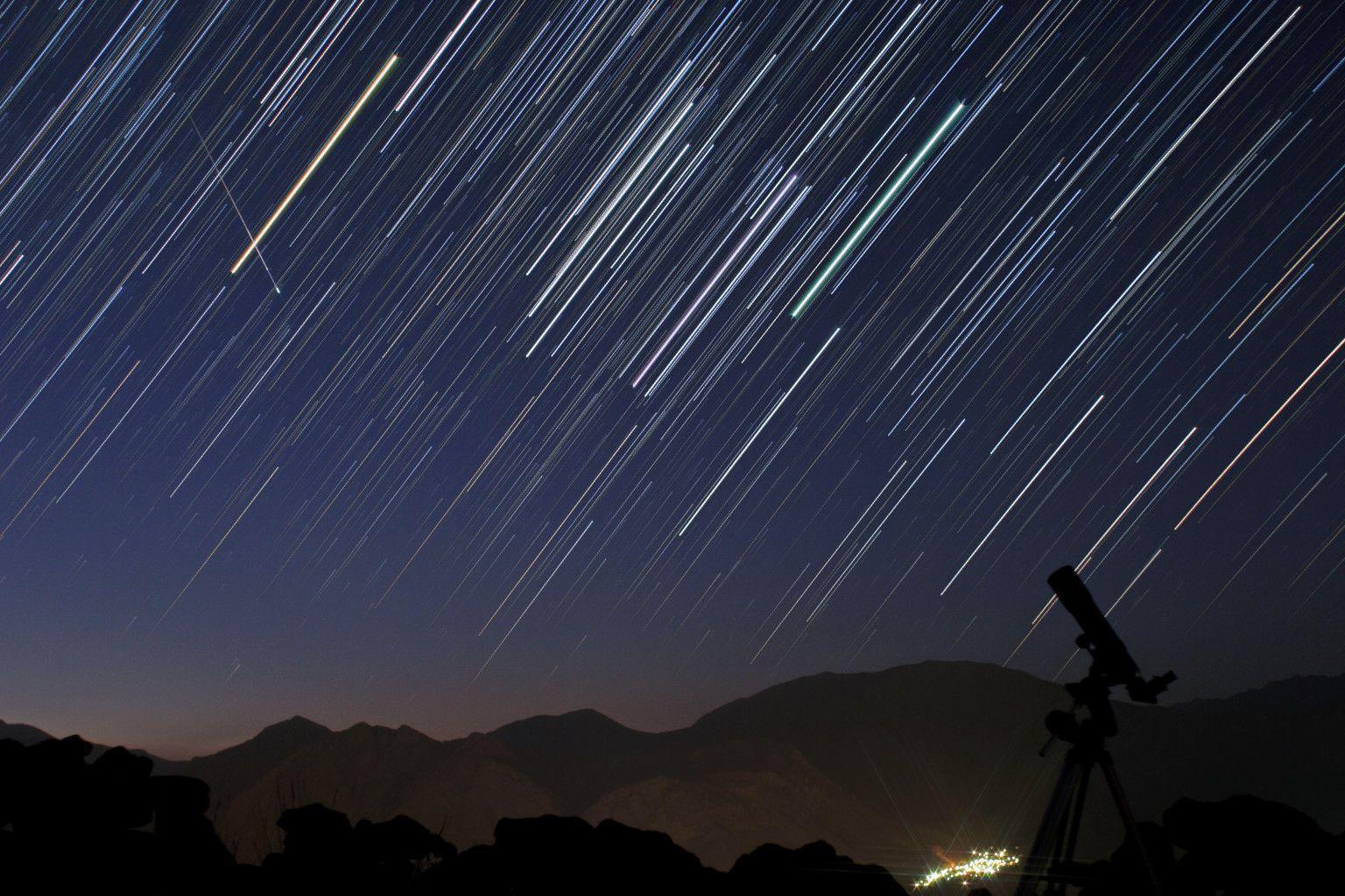 1536x1024 Meteor Shower Wallpaper